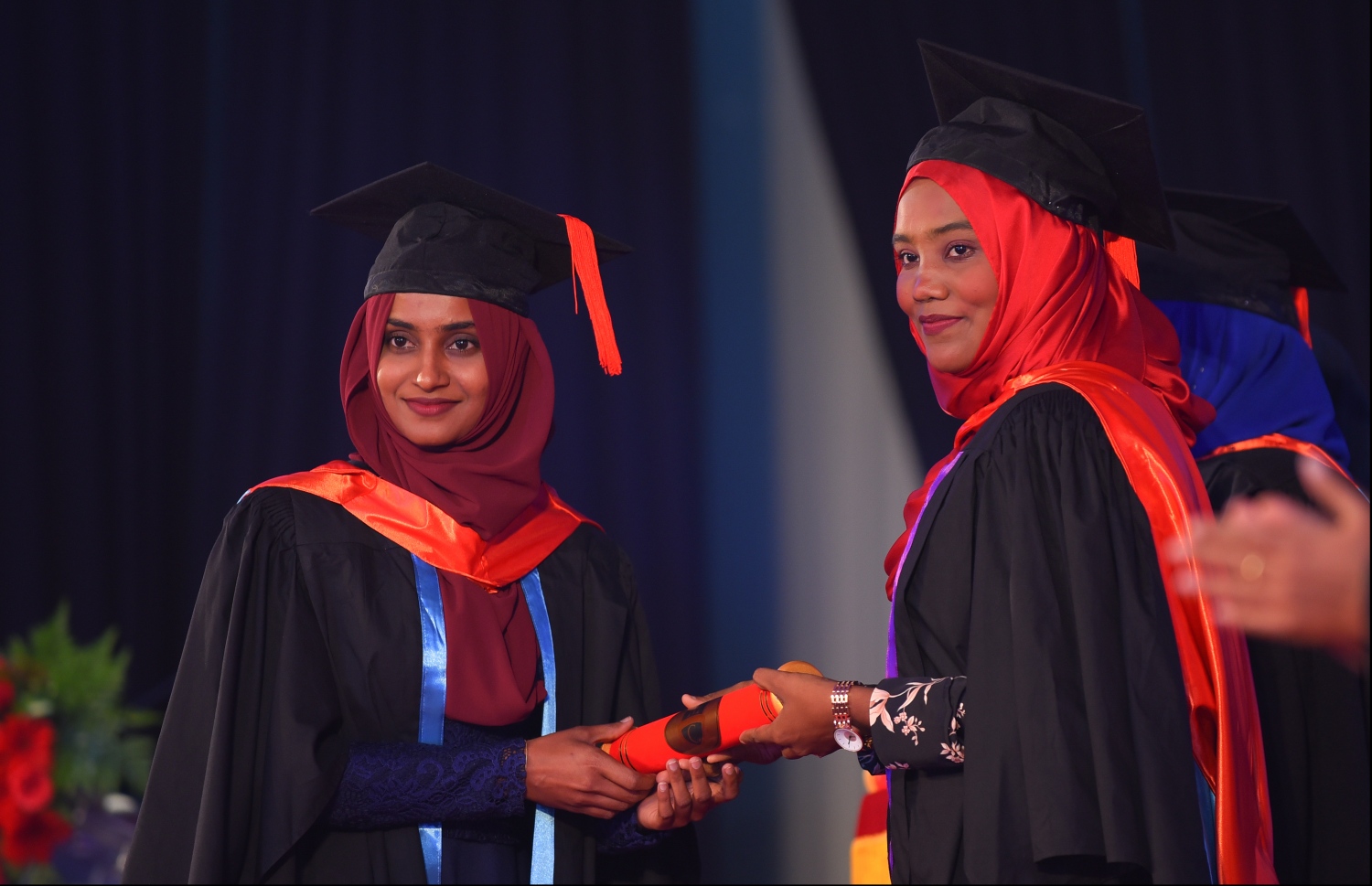 މާލެ: އޭޕްރިލް 20، 2018- މަންދު ކޮލެޖު ދަރިވަރުންގެ ދަސްވެނިވުމުގެ ރަސްމިއްޔާތުގެ ތެރެއިން: ދަރުބާރުގޭގައި ބޭއްވި މިރަސްމިއްޔާތުގައި، މަންދު ކޮލެޖުން ސެޓްފިކެޓް ލެވެލް އިން ފެށިގެން މާސްޓާސްއާ ހަމައަށް ކިޔެވި 324 ދަރިވަރުން ވަނީ ދަސްވެނިވެފައި .--ފޮޓޯ: ހުސައިން ވަހީދު/މިހާރު