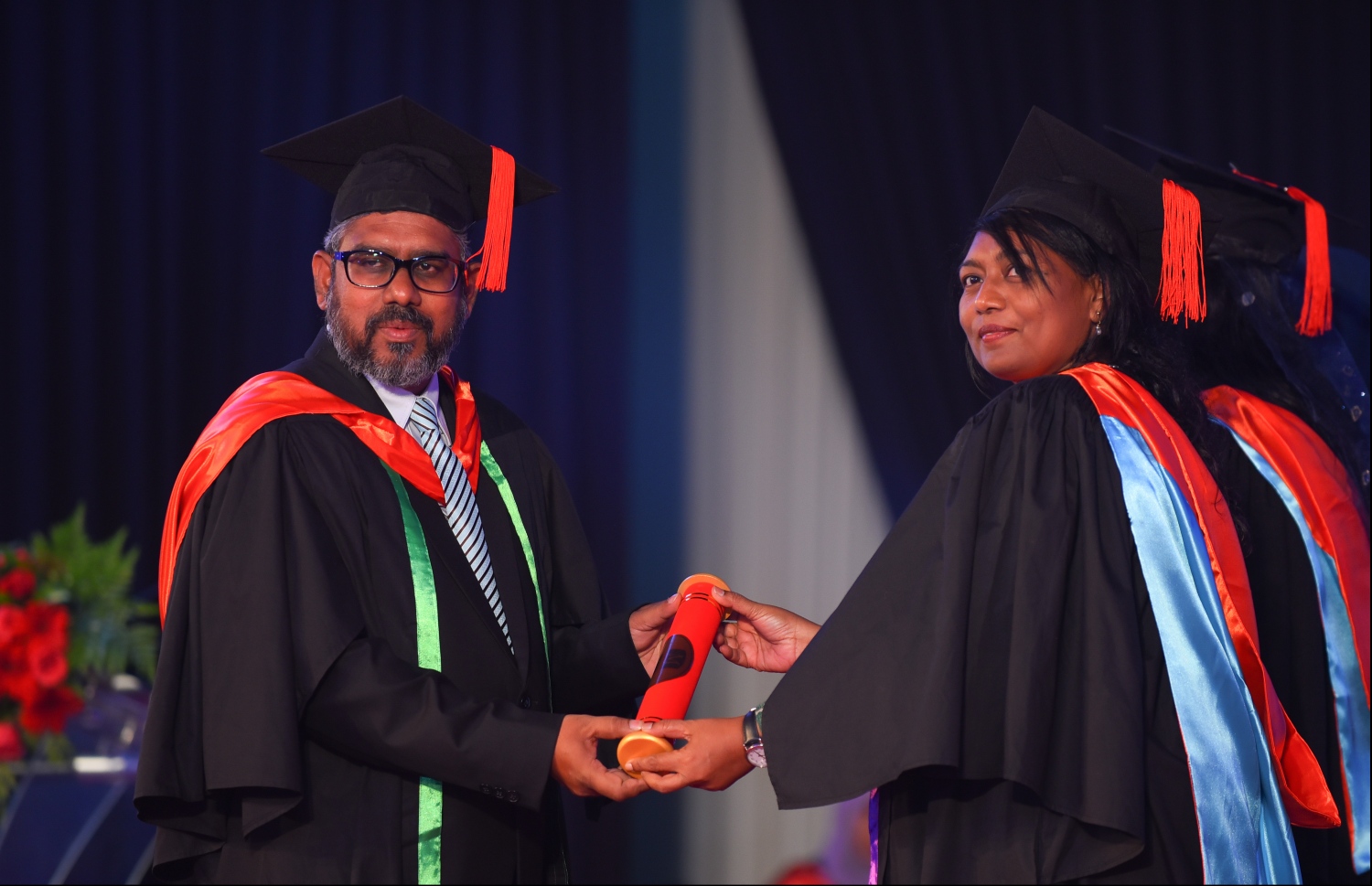 މާލެ: އޭޕްރިލް 20، 2018- މަންދު ކޮލެޖު ދަރިވަރުންގެ ދަސްވެނިވުމުގެ ރަސްމިއްޔާތުގެ ތެރެއިން: ދަރުބާރުގޭގައި ބޭއްވި މިރަސްމިއްޔާތުގައި، މަންދު ކޮލެޖުން ސެޓްފިކެޓް ލެވެލް އިން ފެށިގެން މާސްޓާސްއާ ހަމައަށް ކިޔެވި 324 ދަރިވަރުން ވަނީ ދަސްވެނިވެފައި .--ފޮޓޯ: ހުސައިން ވަހީދު/މިހާރު