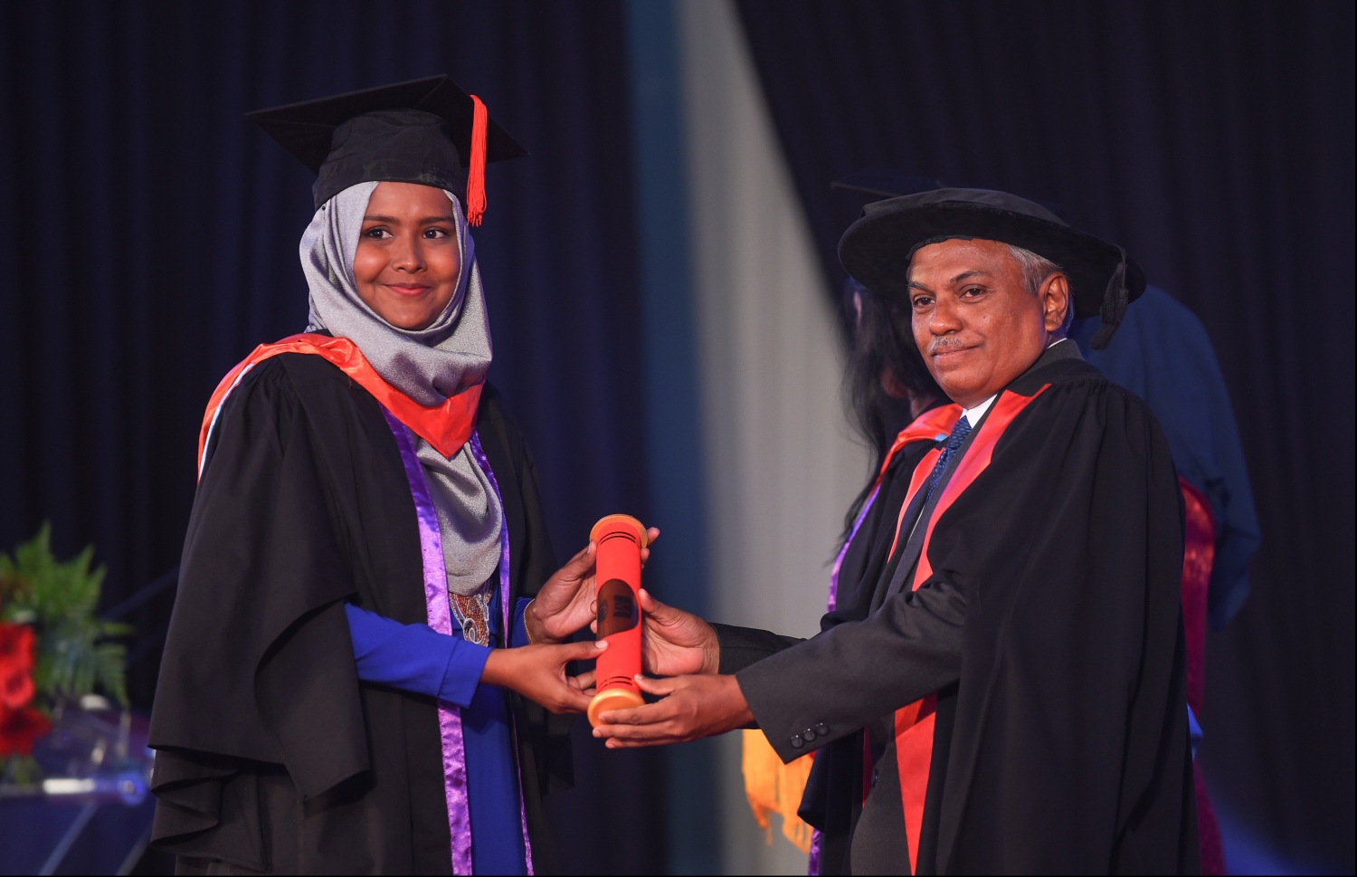 މާލެ: އޭޕްރިލް 20، 2018- މަންދު ކޮލެޖު ދަރިވަރުންގެ ދަސްވެނިވުމުގެ ރަސްމިއްޔާތުގެ ތެރެއިން: ދަރުބާރުގޭގައި ބޭއްވި މިރަސްމިއްޔާތުގައި، މަންދު ކޮލެޖުން ސެޓްފިކެޓް ލެވެލް އިން ފެށިގެން މާސްޓާސްއާ ހަމައަށް ކިޔެވި 324 ދަރިވަރުން ވަނީ ދަސްވެނިވެފައި .--ފޮޓޯ: ހުސައިން ވަހީދު/މިހާރު