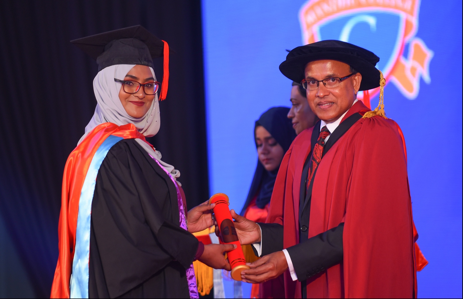 މާލެ: އޭޕްރިލް 20، 2018- މަންދު ކޮލެޖު ދަރިވަރުންގެ ދަސްވެނިވުމުގެ ރަސްމިއްޔާތުގެ ތެރެއިން: ދަރުބާރުގޭގައި ބޭއްވި މިރަސްމިއްޔާތުގައި، މަންދު ކޮލެޖުން ސެޓްފިކެޓް ލެވެލް އިން ފެށިގެން މާސްޓާސްއާ ހަމައަށް ކިޔެވި 324 ދަރިވަރުން ވަނީ ދަސްވެނިވެފައި .--ފޮޓޯ: ހުސައިން ވަހީދު/މިހާރު