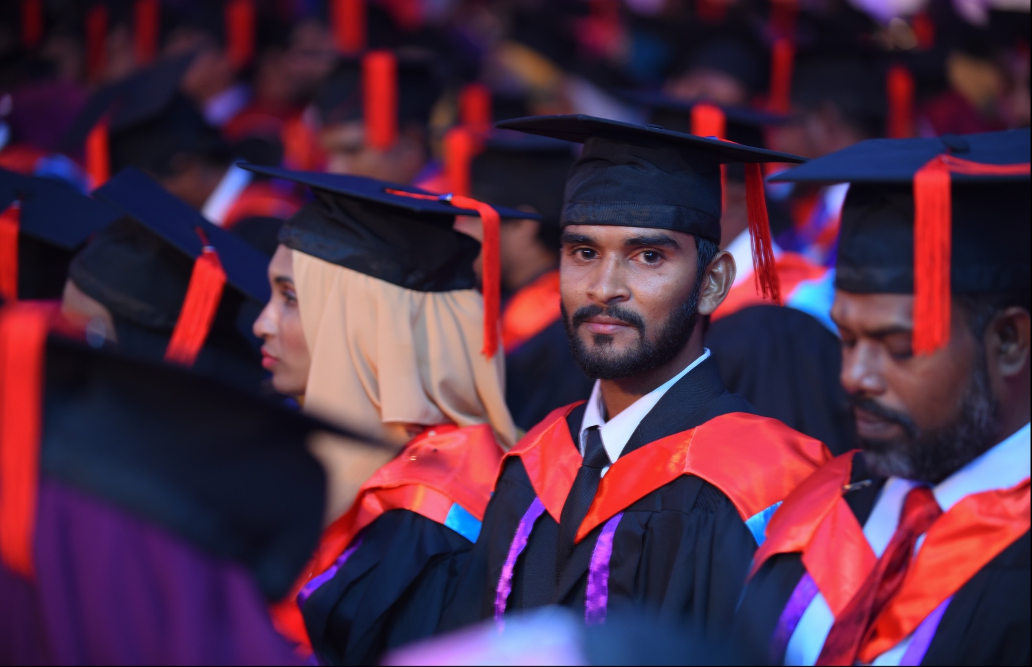 ރާއްޖޭގެ ކޮލެޖެއްގެ ގްރެޖުއޭޝަން ހަފުލާއެއްގައި ދަރިވަރުންތަކެއް ބައިވެރިވަނީ: ތައުލީމު އެކްސްޕޯޓު ކޮށްގެން ރާއްޖޭގެ އިގުތިސާދަށް ބޮޑު ނަފާއެއް ހޯދިދާނެ ކަމަށް ދާއިރާގެ ބައެއް ތަޖުރިބާކާރުން ދެކެވަޑައިގަންނަވާ.