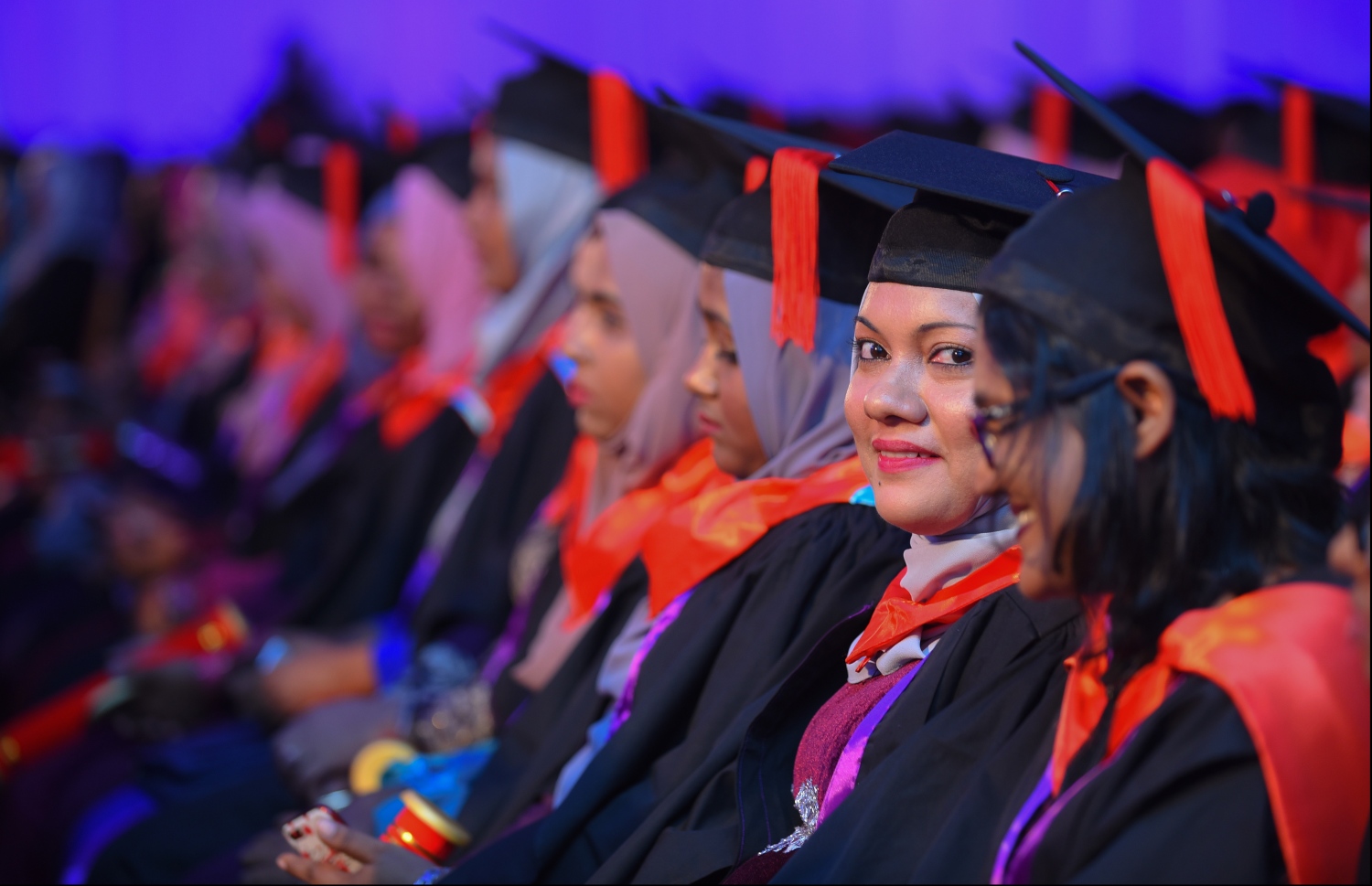 މާލެ: އޭޕްރިލް 20، 2018- މަންދު ކޮލެޖު ދަރިވަރުންގެ ދަސްވެނިވުމުގެ ރަސްމިއްޔާތުގެ ތެރެއިން: ދަރުބާރުގޭގައި ބޭއްވި މިރަސްމިއްޔާތުގައި، މަންދު ކޮލެޖުން ސެޓްފިކެޓް ލެވެލް އިން ފެށިގެން މާސްޓާސްއާ ހަމައަށް ކިޔެވި 324 ދަރިވަރުން ވަނީ ދަސްވެނިވެފައި .--ފޮޓޯ: ހުސައިން ވަހީދު/މިހާރު