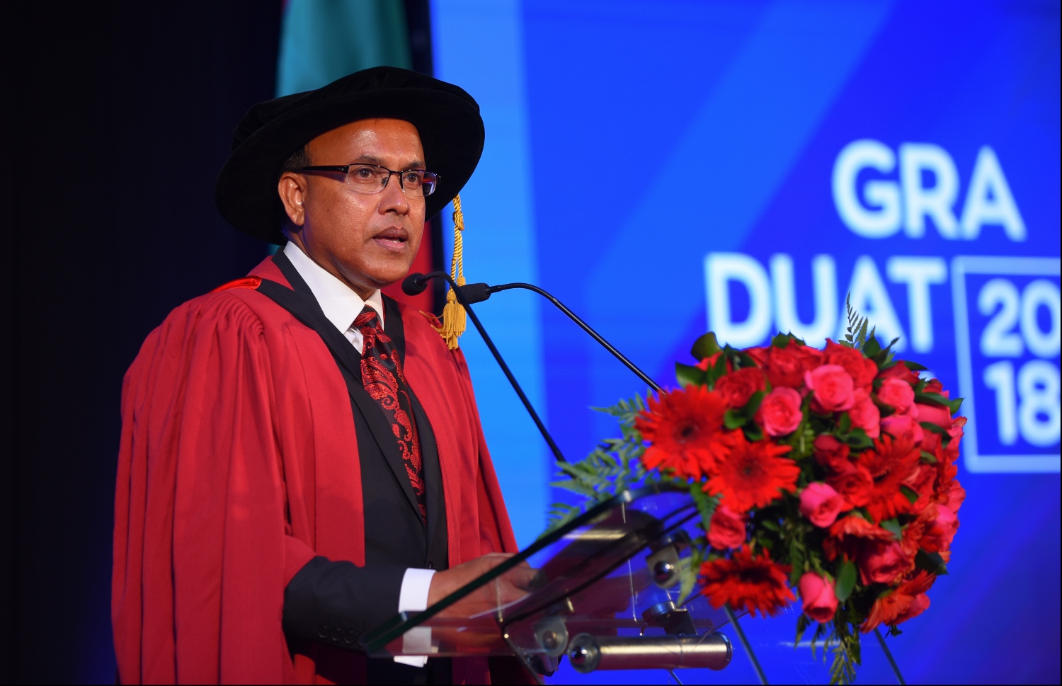 މާލެ: އޭޕްރިލް 20، 2018- މަންދު ކޮލެޖު ދަރިވަރުންގެ ދަސްވެނިވުމުގެ ރަސްމިއްޔާތުގައި އެޑިއުކޭޝަންގެ ސްޓޭޓް މިނިސްޓަރު ޑރ. ނަޒީރު ވާހަކަދައްކަވަނީ: ދަރުބާރުގޭގައި ބޭއްވި މިރަސްމިއްޔާތުގައި، މަންދު ކޮލެޖުން ސެޓްފިކެޓް ލެވެލް އިން ފެށިގެން މާސްޓާސްއާ ހަމައަށް ކިޔެވި 324 ދަރިވަރުން ވަނީ ދަސްވެނިވެފައި .--ފޮޓޯ: ހުސައިން ވަހީދު/މިހާރު