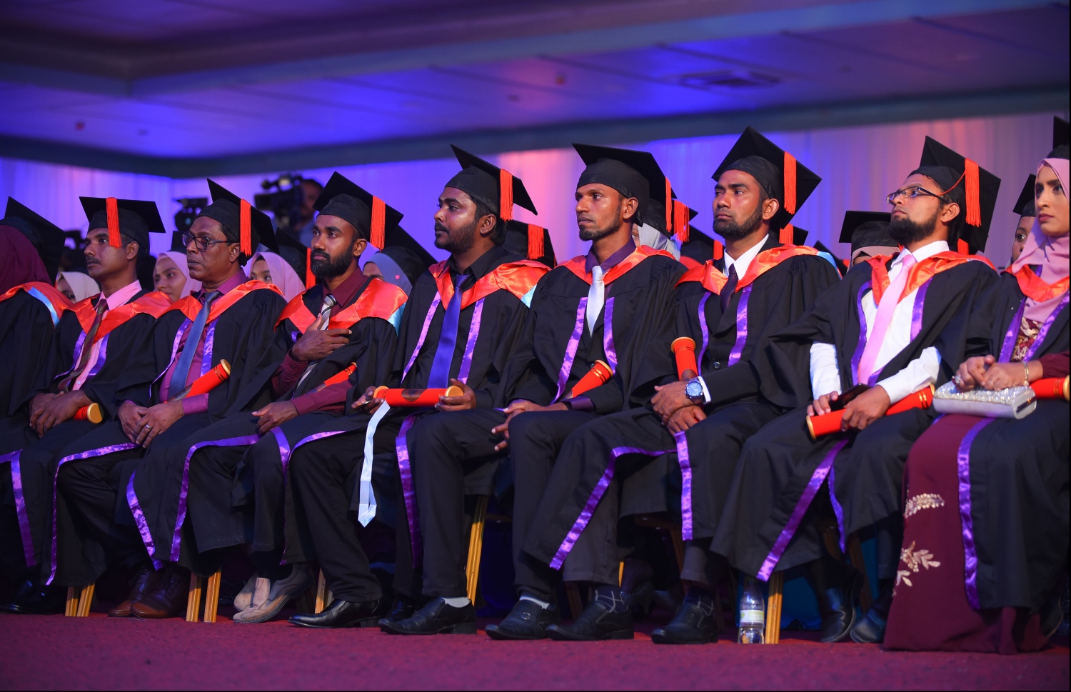 މަންދު ކޮލެޖުން މިދިޔަަ އަހަރު ބޭއްވި ދަސްވެނިވުމުގެ ހަފުލާގައި ބައިވެރިިވި ބައެއް ދަރިވަރުން.-- ފޮޓޯ: ހުސެއިން ވަހީދު/ މިހާރު