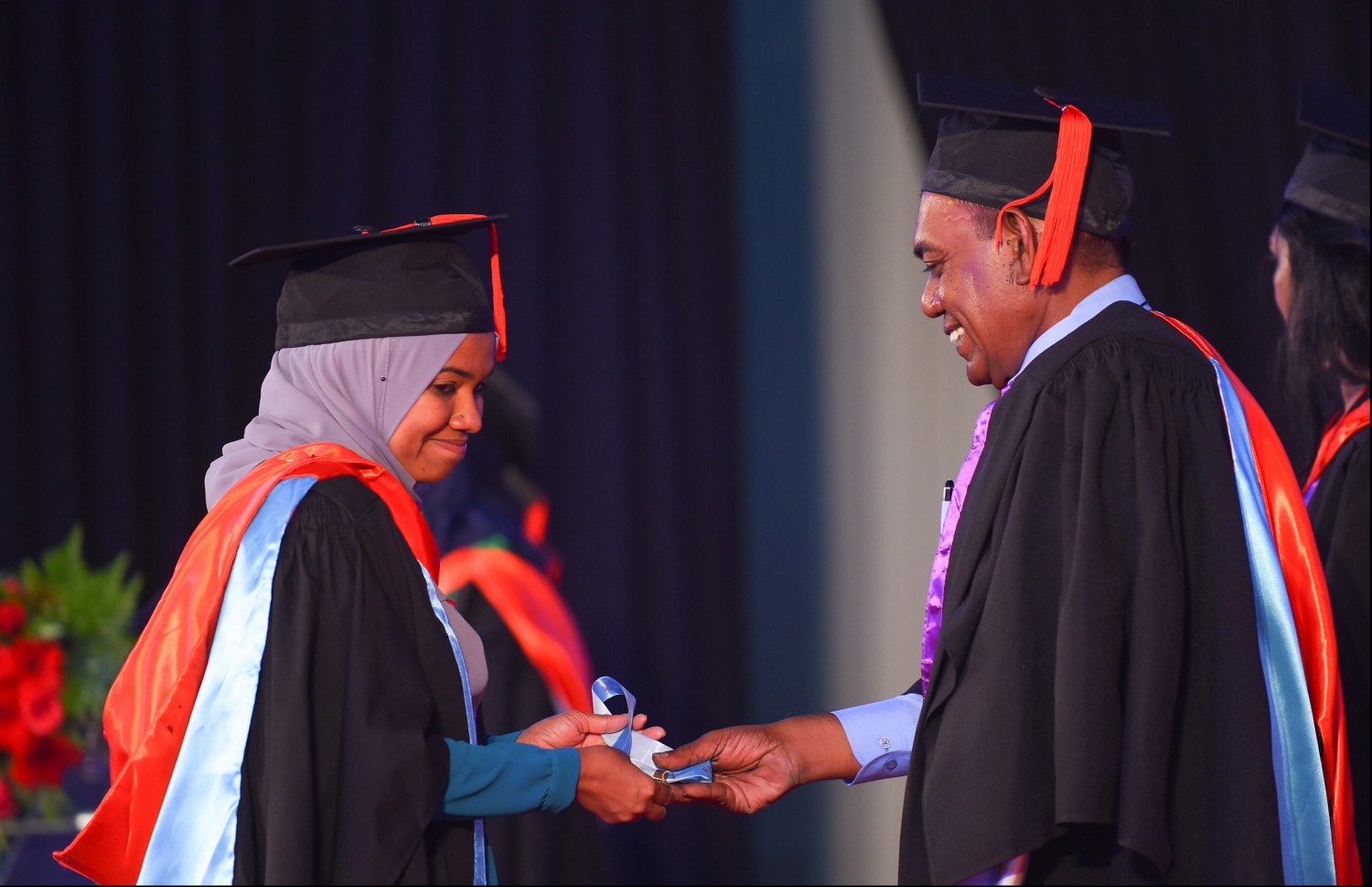 މާލެ: އޭޕްރިލް 20، 2018- މަންދު ކޮލެޖު ދަރިވަރުންގެ ދަސްވެނިވުމުގެ ރަސްމިއްޔާތުގެ ތެރެއިން: ދަރުބާރުގޭގައި ބޭއްވި މިރަސްމިއްޔާތުގައި، މަންދު ކޮލެޖުން ސެޓްފިކެޓް ލެވެލް އިން ފެށިގެން މާސްޓާސްއާ ހަމައަށް ކިޔެވި 324 ދަރިވަރުން ވަނީ ދަސްވެނިވެފައި .--ފޮޓޯ: ހުސައިން ވަހީދު/މިހާރު