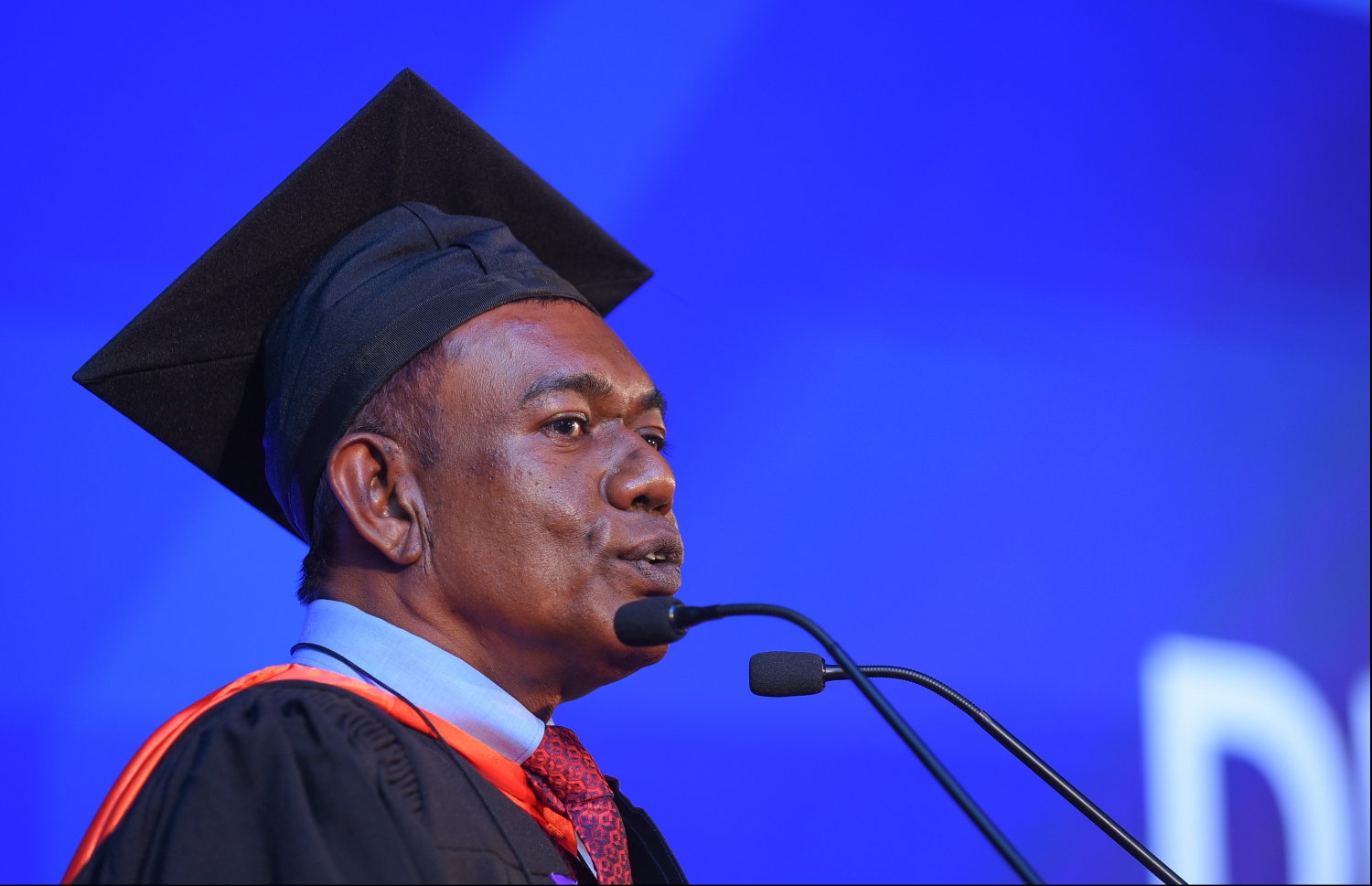 މަންދު ކޮލެޖްގެ ދަސްވެނިވުމުގެ ރަސްމިއްޔާތެއްގައި އިބްރާހީމް އިސްމާއީލް (އިބުރާ) ވާހަކަދައްކަވަނީ. -- ފައިލްފޮޓޯ / މިހާރު