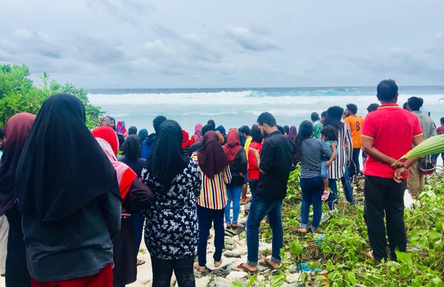 ގެއްލުނު ކުދިން މޫދަށް އެރި އުޅުނު ސަރަހައްދަށް ހިތަދޫގެ ބަޔަކު ޖަމާވެފައި. ފޮޓޯ: ސިޓީ އޮފް އައްޑޫ