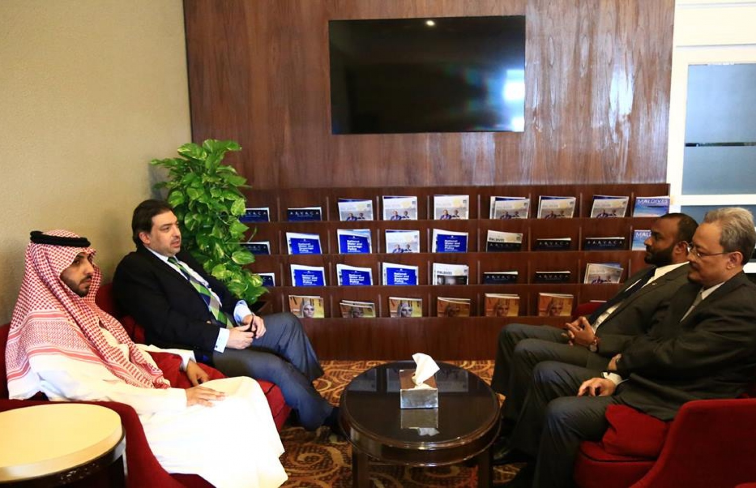 މަދީނާ ޔުނިވާސިޓީގެ ރައީސް ރާއްޖެ ވަޑައިގަތުމުން މަރުހަބާ ދެންނެވުމަށް އެއާޕޯޓުގައި-- ފޮޓޯ: އައިޔޫއެމް