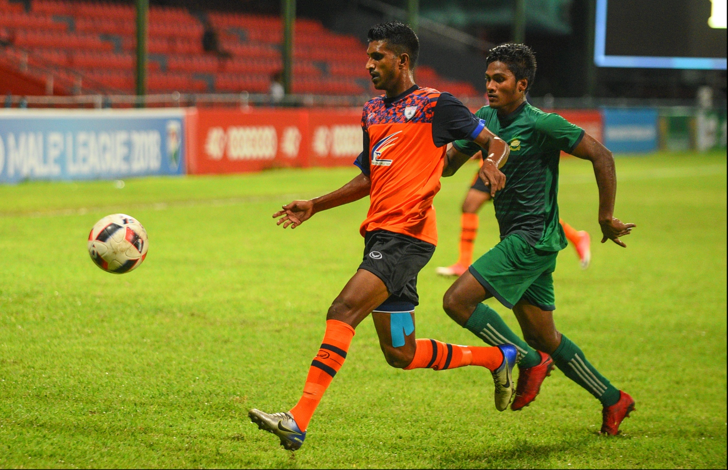 އީގަލްސްގެ ޒާދު (ވ) ކައިރިން މާޒިޔާގެ ދާދު ބޯޅަ ހޯދަން މަސައްކަތްކުރަނީ. -- ފޮޓޯ: ހުސެއިން ވަހީދު/ މިހާރު