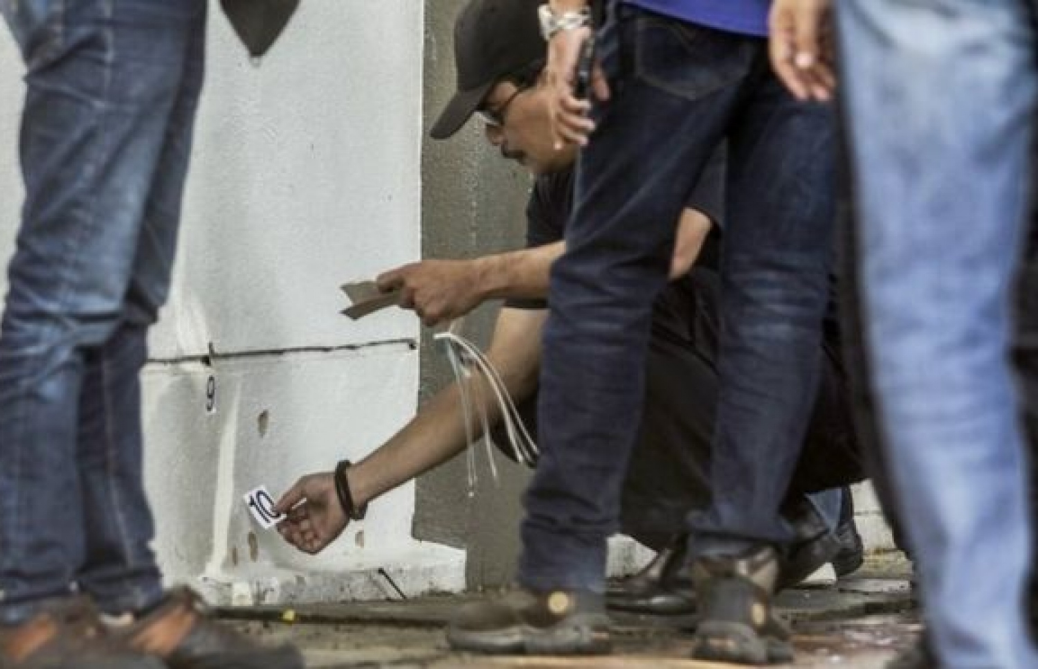 ފަލަސްތީނުގެ އިމާމް ފާދީ މުހައްމަދު އަލް ބަތަޝްގެ ގަޔަށް ވަނީ 10 ވަޒަން ފޮނުވާލާފައި. --ފޮޓޯ: އީޕީއޭ