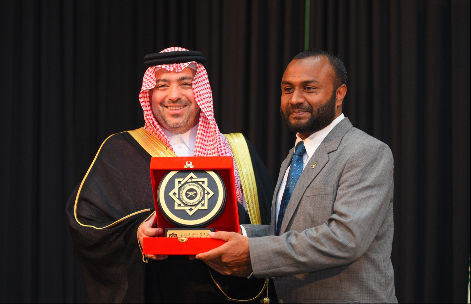 މަދީނާ ޔުނިވަސިޓީގެ ރައީސް ޑރ.ހާތިމަށް، އައިޔޫއެމްގެ ޗާންސެލާ ޑރ. ޝަހީމް ހަނދާނީ އެވޯޑެއް އަރުވަނީ--ފޮޓޯ: ހުސައިން ވަހީދު/މިހާރު