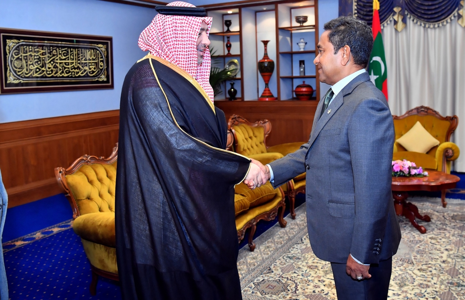 ރައީސް ޔާމީން (ކ)، މަދީނާގެ އިސްލާމިކް ޔުނިވާސިޓީގެ ރެކްޓާ ޑރ. ހާތިމްއާ މިއަދު ބައްދަލުކުރައްވަނީ.-- ފޮޓޯ: ރައީސް އޮފީސް