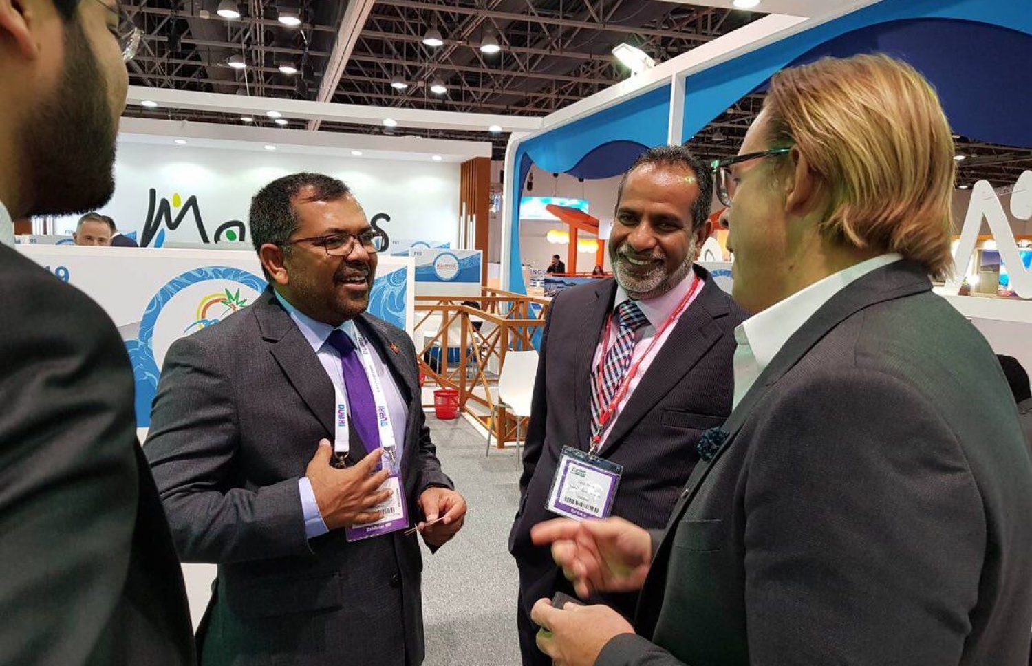 އެރެބިއަން ޓްރެވަލް މާކެޓްގައި ބައިވެރިވެވަޑައިގަންނަވާ ރާއްޖޭގެ ޓޫރިޒަމް މިނިސްޓަރު ޒަމީރު ބޭފުޅަކާ ވާހަކަދައްކަވަނީ. ފޮޓޯ: އެމްއެމްޕީއާރުސީ