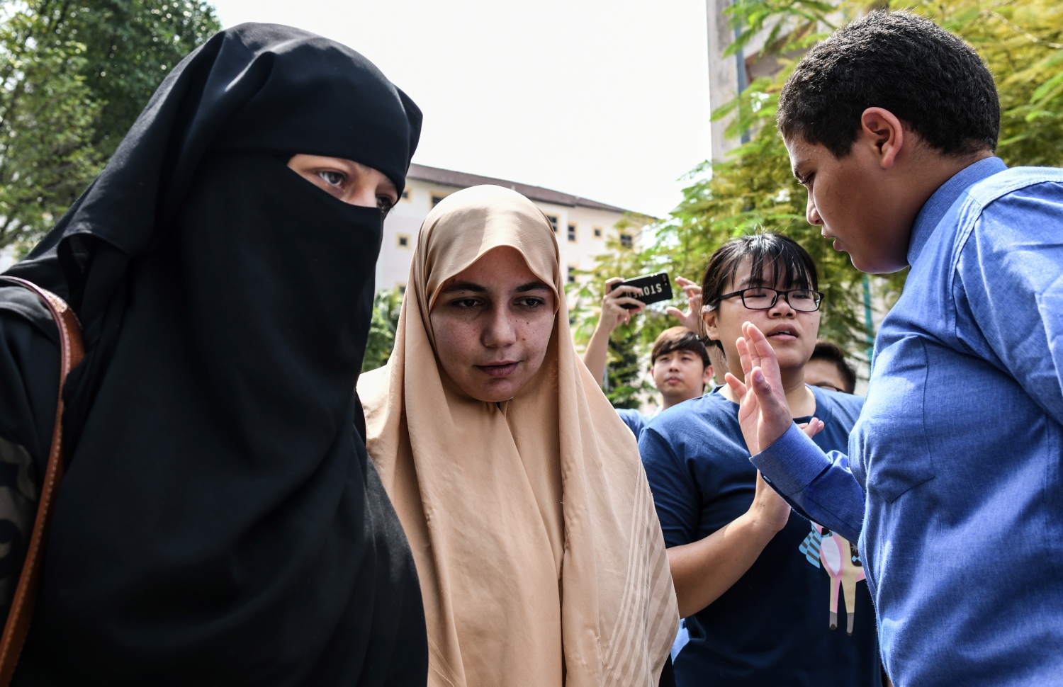 މެލޭޝިއާގައި މަރާލި ފަލަސްތީނުގެ އިމާމް ބަތަޝްގެ އަންހެނުން އީނާޝް އަލް ބަތަޝް (މ) ހޮސްޕިޓަލުން ނުކުންނަނީ. --ފޮޓޯ:އޭއެފްޕީ