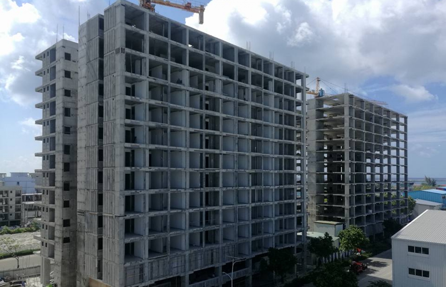 ފުލުހުންނާއި ސިފައިންނަށް ހުޅުމާލޭގައި ހަދަމުން އަންނަ ފްލެޓްތައް: އެތަނުގެ މުވައްޒަފުންނަށް މުސާރަ ނުދޭ މައްސަލައެއް ވަނީ ފެންމަތިވެފައި ފޮޓޯ: އައިލެންޑް އެކްސްޕާޓް