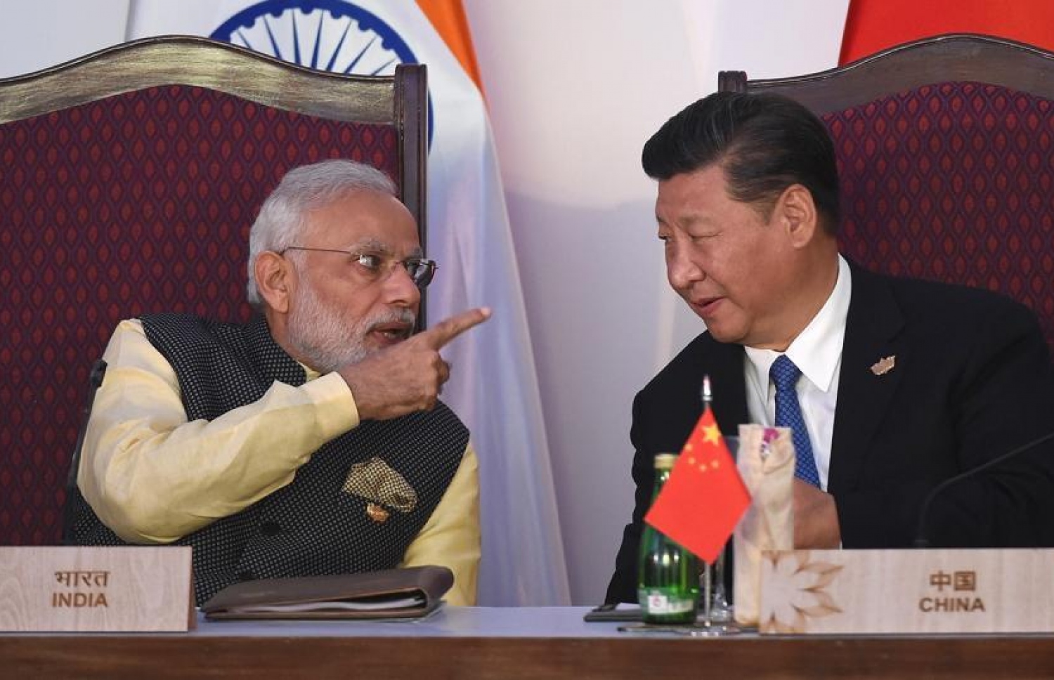 ޗައިނާގެ ރައީސް ޝީ ޖިންޕިން (ކ) އާއި އިންޑިއާގެ ބޮޑު ވަޒީރު މޯދީ. --ފޮޓޯ:އޭއެފްޕީ