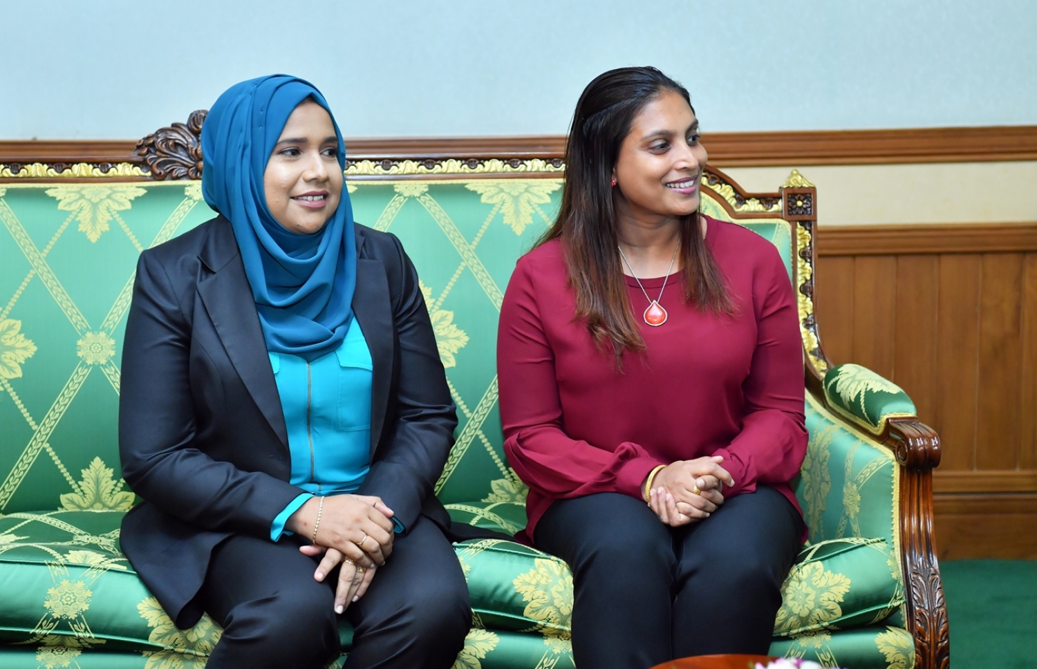 ރާއްޖޭގައި އެންމެ ފުރަތަމަ ޕީއެޗްޑީ ހާސިލްކުރި ދެ ބޭފުޅުން ކަމަށްވާ ޑރ. އާއިޝަތު އަލީ (ކ) އަދި ޑރ. ސުނީނާ، ރައީސް ޔާމީނާއެކު ބޭއްވި ބައްދަލުވުމުގައި ބައިވެރިވެވަޑައިގަންނަވަނީ. --ފޮޓޯ: ރައީސް އޮފީސް