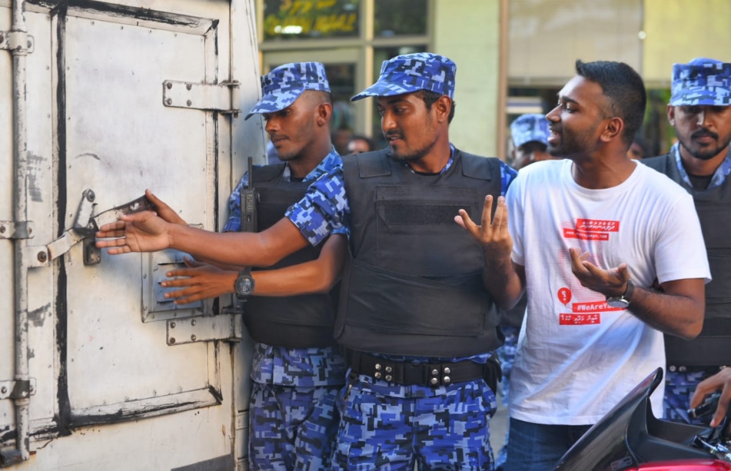 ޔާމީން ރަޝީދުގެ މަރަށް އިންސާފު ހޯދައިދިނުމަށް ގޮވާލާ ކުރިއަށް ގެންދިޔަ ހިނގާލުމުގެ ތެރެއިން މީކާއިލް ހައްޔަރުކޮށްގެން ގެންދަނީ-- ފޮޓޯ: ހުސައިން ވަހީދު/މިހާރު