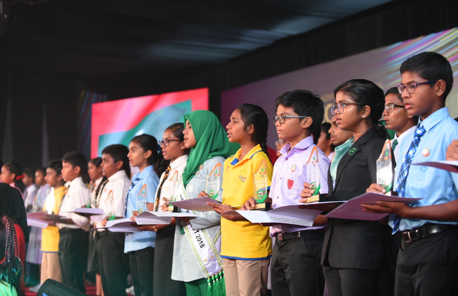 އެކި ކުޅިވަރުތަކުން ކާމިޔާބު ހޯދި ދަރިވަރުން ކަލާސް އެވޯޑާއެކު ފޮޓޯއަކަށް ހުއްޓިލައިގެން.-- ފޮޓޯ: ހުސެއިން ވަހީދު/މިހާރު