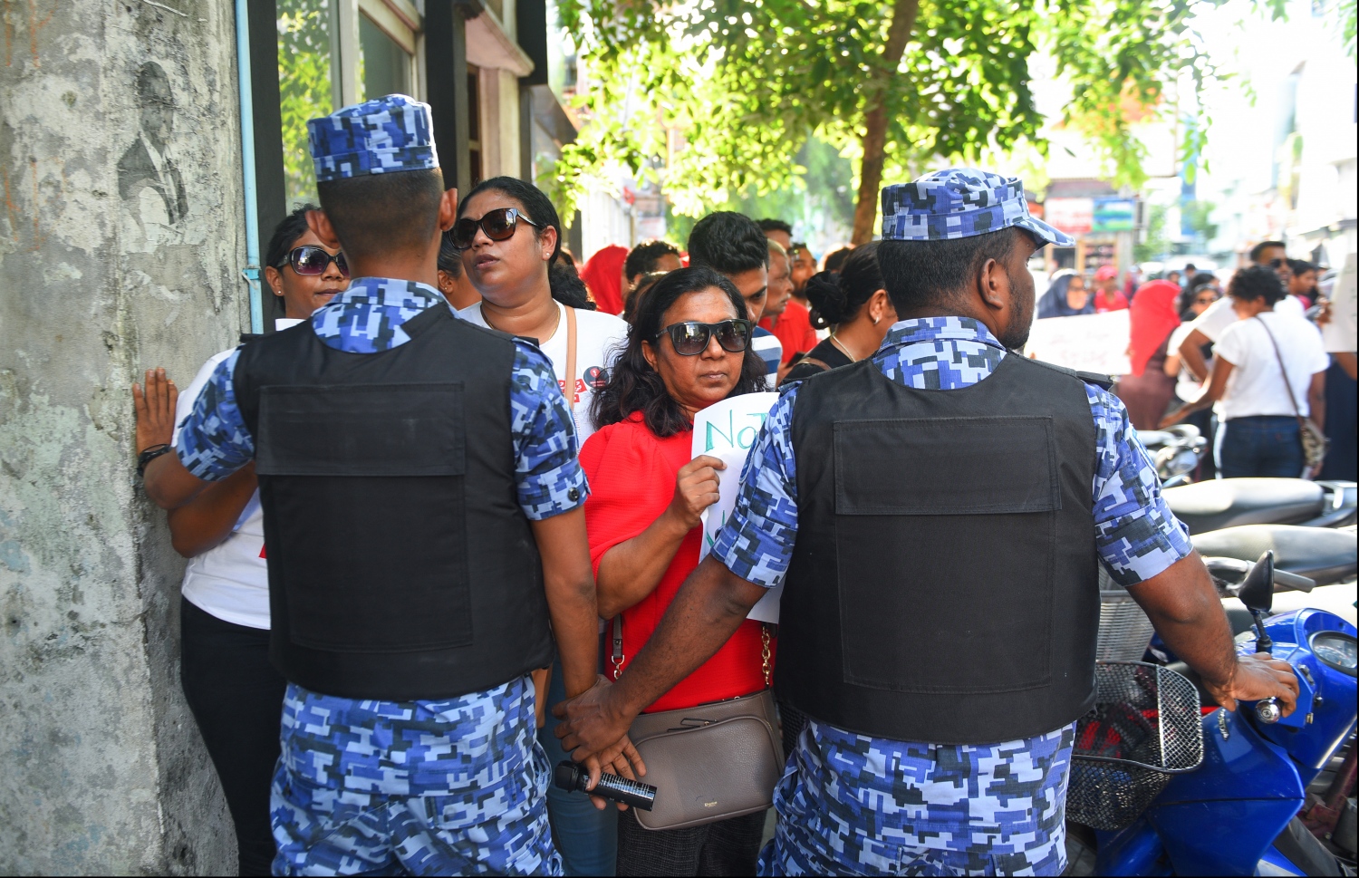 މާލެ: އޭޕްރިލް 23، 2018- މީގެ 1 އަހަރު ކުރިން އަނިޔާވެރިގޮތަކަށް މަރާލާފައިވާ، ޔާމީން ރަޝީދުގެ މަރަށް އިންސާފު ހޯދައި ދިނުމަށް ގޮވާލައި ޔާމީންގެ އާއިލާ އާއި ރަހުމަތްތެރިން ކުރިއަށް ގެންދިޔަ ހިނގާލުމަށް ފުލުހުން ހުރަސްއަޅައިގެން.---ފޮޓޯ: ހުސެއިން ވަހީދު/މިހާރު