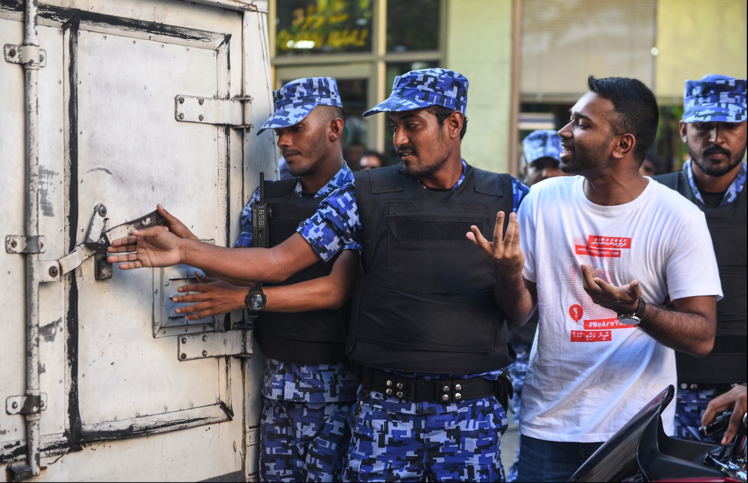 މާލެ: އޭޕްރިލް 23، 2018- މީގެ 1 އަހަރު ކުރިން އަނިޔާވެރިގޮތަކަށް މަރާލާފައިވާ، ޔާމީން ރަޝީދުގެ މަރަށް އިންސާފު ހޯދައި ދިނުމަށް ގޮވާލައި ޔާމީންގެ އާއިލާ އާއި ރަހުމަތްތެރިން ކުރިއަށް ގެންދިޔަ ހިނގާލުމަށް ފުލުހުން ހުރަސްއަޅައި، ހިނގާލުމުގެ ބައިވެރިއެއް ހައްޔަރުކުރަނީ.---ފޮޓޯ: ހުސެއިން ވަހީދު/މިހާރު