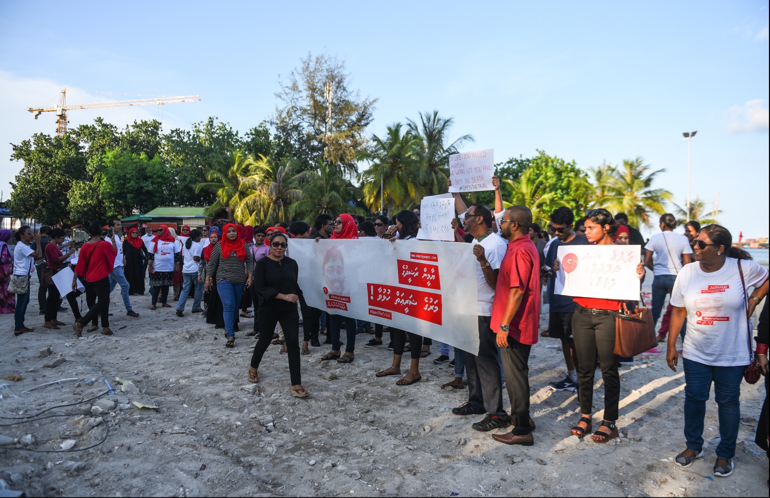 މާލެ: އޭޕްރިލް 23، 2018- މީގެ 1 އަހަރު ކުރިން އަނިޔާވެރިގޮތަކަށް މަރާލާފައިވާ، ޔާމީން ރަޝީދުގެ މަރަށް އިންސާފު ހޯދައި ދިނުމަށް ގޮވާލައި ޔާމީންގެ އާއިލާ އާއި ރަހުމަތްތެރިން ކުރިއަށް ގެންދިޔަ ހިނގާލުމުގެ ތެރެއިން .---ފޮޓޯ: ހުސެއިން ވަހީދު/މިހާރު