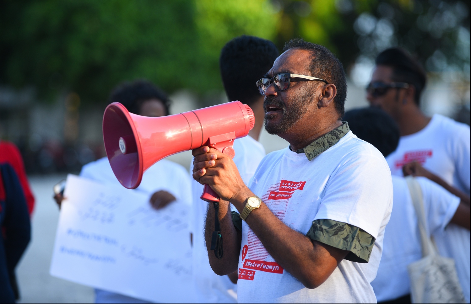 މާލެ: އޭޕްރިލް 23، 2018- މީގެ 1 އަހަރު ކުރިން އަނިޔާވެރިގޮތަކަށް މަރާލާފައިވާ، ޔާމީން ރަޝީދުގެ މަރަށް އިންސާފު ހޯދައި ދިނުމަށް ގޮވާލައި ޔާމީންގެ އާއިލާ އާއި ރަހުމަތްތެރިން ކުރިއަށް ގެންދިޔަ ހިނގާލުމުގައި ޔާމީންގެ ބައްޕަ ވާހަކަދައްކަނީ.---ފޮޓޯ: ހުސެއިން ވަހީދު/މިހާރު