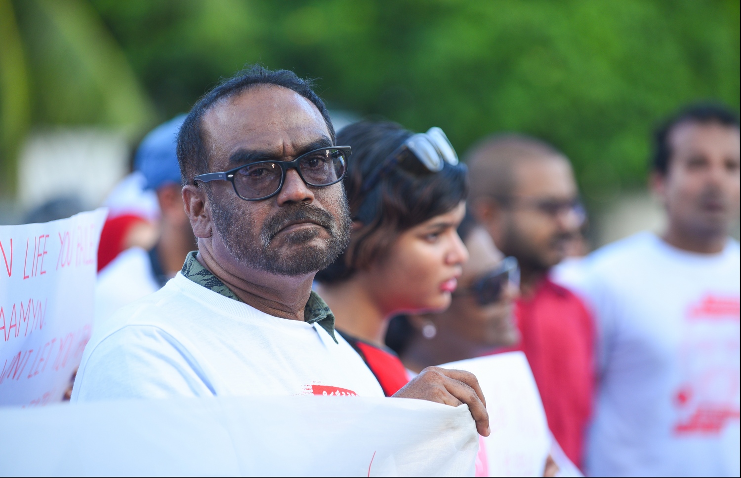 މާލެ: އޭޕްރިލް 23، 2018- މީގެ 1 އަހަރު ކުރިން އަނިޔާވެރިގޮތަކަށް މަރާލާފައިވާ، ޔާމީން ރަޝީދުގެ މަރަށް އިންސާފު ހޯދައި ދިނުމަށް ގޮވާލައި ޔާމީންގެ އާއިލާ އާއި ރަހުމަތްތެރިން ކުރިއަށް ގެންދިޔަ ހިނގާލުމުގައި ޔާމީންގެ ބައްޕަ ބައިވެރިވަނީ .---ފޮޓޯ: ހުސެއިން ވަހީދު/މިހާރު