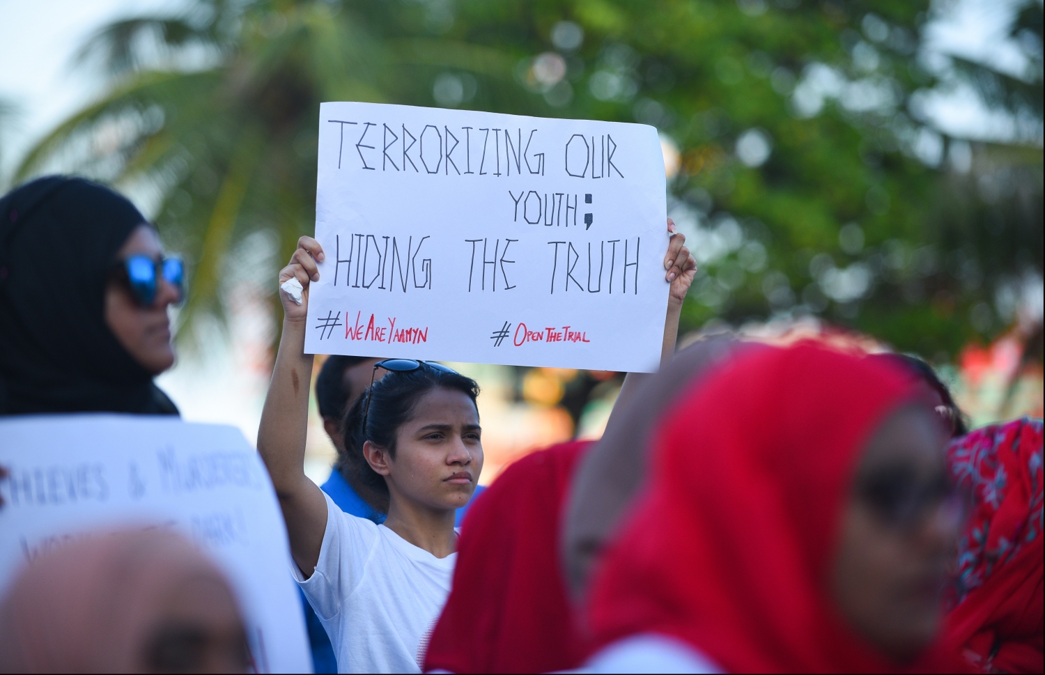 މާލެ: އޭޕްރިލް 23، 2018- މީގެ 1 އަހަރު ކުރިން އަނިޔާވެރިގޮތަކަށް މަރާލާފައިވާ، ޔާމީން ރަޝީދުގެ މަރަށް އިންސާފު ހޯދައި ދިނުމަށް ގޮވާލައި ޔާމީންގެ އާއިލާ އާއި ރަހުމަތްތެރިން ކުރިއަށް ގެންދިޔަ ހިނގާލުމުގެ ތެރެއިން .---ފޮޓޯ: ހުސެއިން ވަހީދު/މިހާރު