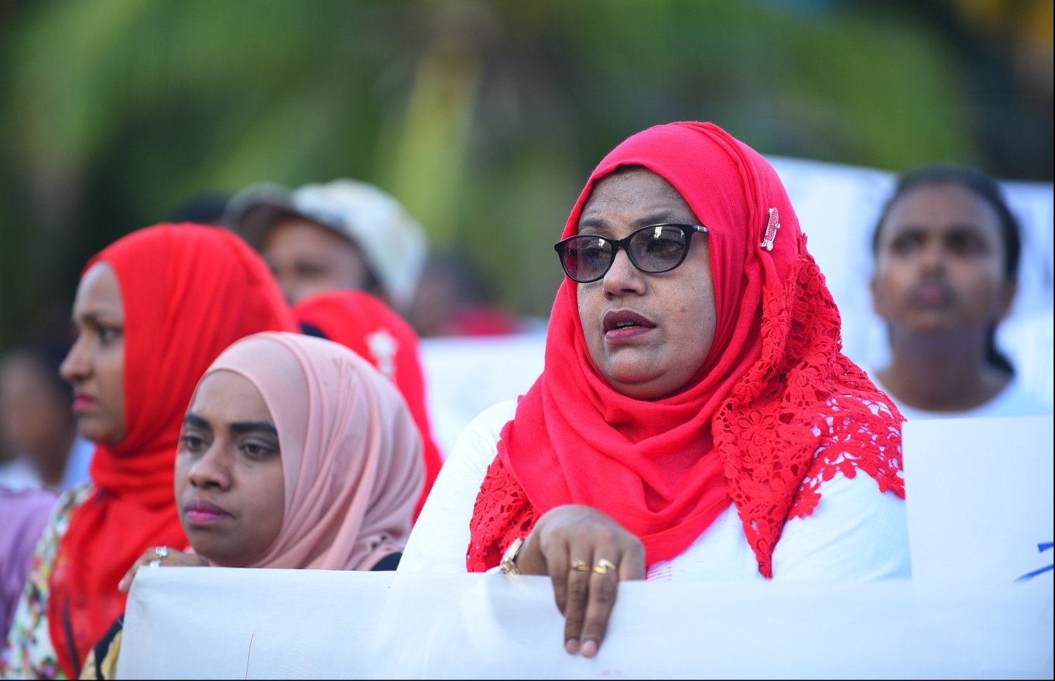 މާލެ: އޭޕްރިލް 23، 2018- މީގެ 1 އަހަރު ކުރިން އަނިޔާވެރިގޮތަކަށް މަރާލާފައިވާ، ޔާމީން ރަޝީދުގެ މަރަށް އިންސާފު ހޯދައި ދިނުމަށް ގޮވާލައި ޔާމީންގެ އާއިލާ އާއި ރަހުމަތްތެރިން ކުރިއަށް ގެންދިޔަ ހިނގާލުމުގައި ޔާމީންގެ މަންމަ ބައިވެރިވަނީ .---ފޮޓޯ: ހުސެއިން ވަހީދު/މިހާރު