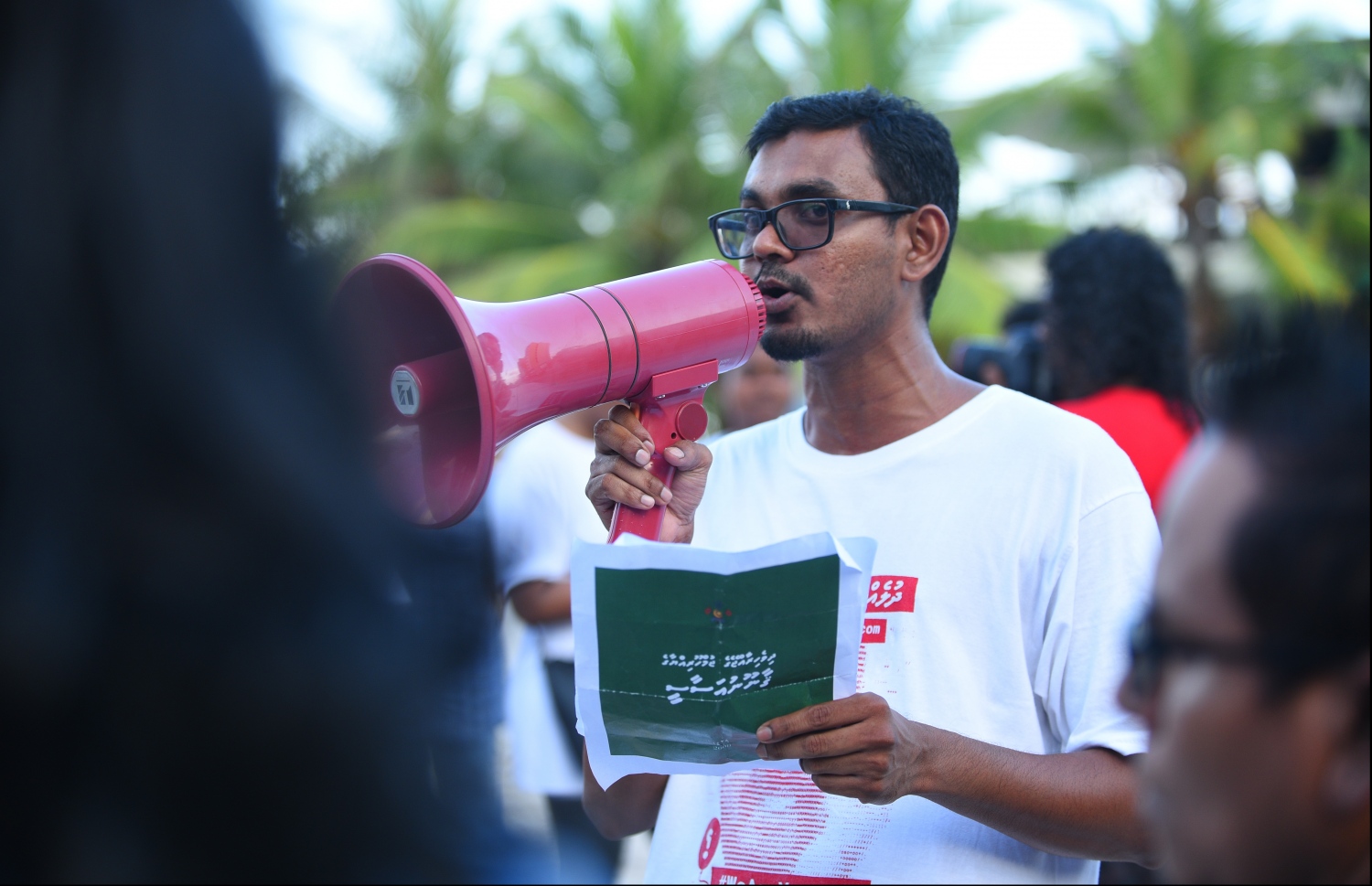 މާލެ: އޭޕްރިލް 23، 2018- މީގެ 1 އަހަރު ކުރިން އަނިޔާވެރިގޮތަކަށް މަރާލާފައިވާ، ޔާމީން ރަޝީދުގެ މަރަށް އިންސާފު ހޯދައި ދިނުމަށް ގޮވާލައި ޔާމީންގެ އާއިލާ އާއި ރަހުމަތްތެރިން ކުރިއަށް ގެންދިޔަ ހިނގާލުމުގެ ތެރެއިން .---ފޮޓޯ: ހުސެއިން ވަހީދު/މިހާރު