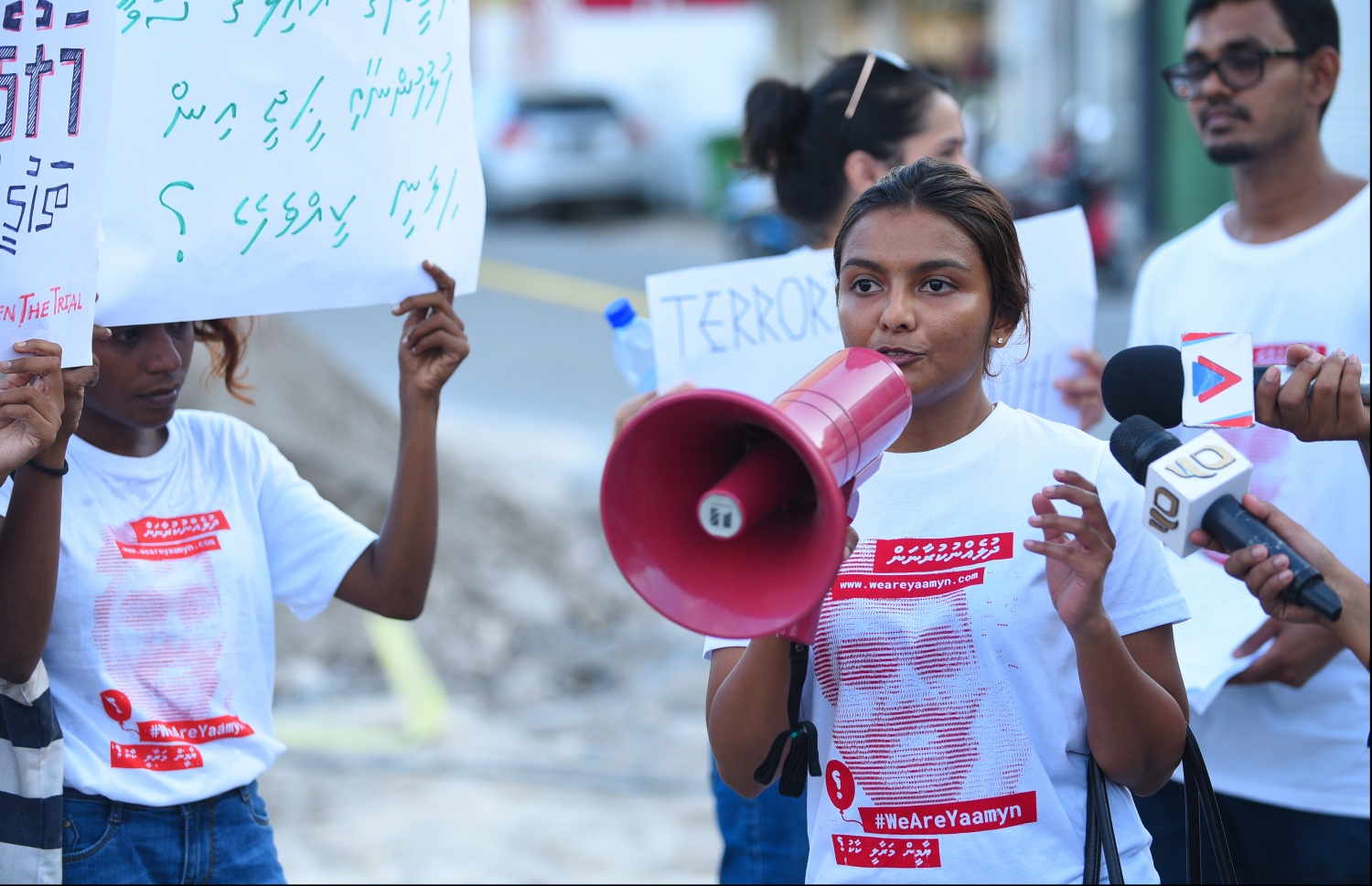 މާލެ: އޭޕްރިލް 23، 2018- މީގެ 1 އަހަރު ކުރިން އަނިޔާވެރިގޮތަކަށް މަރާލާފައިވާ، ޔާމީން ރަޝީދުގެ މަރަށް އިންސާފު ހޯދައި ދިނުމަށް ގޮވާލައި ޔާމީންގެ އާއިލާ އާއި ރަހުމަތްތެރިން ކުރިއަށް ގެންދިޔަ ހިނގާލުމުގެ ތެރެއިން .---ފޮޓޯ: ހުސެއިން ވަހީދު/މިހާރު