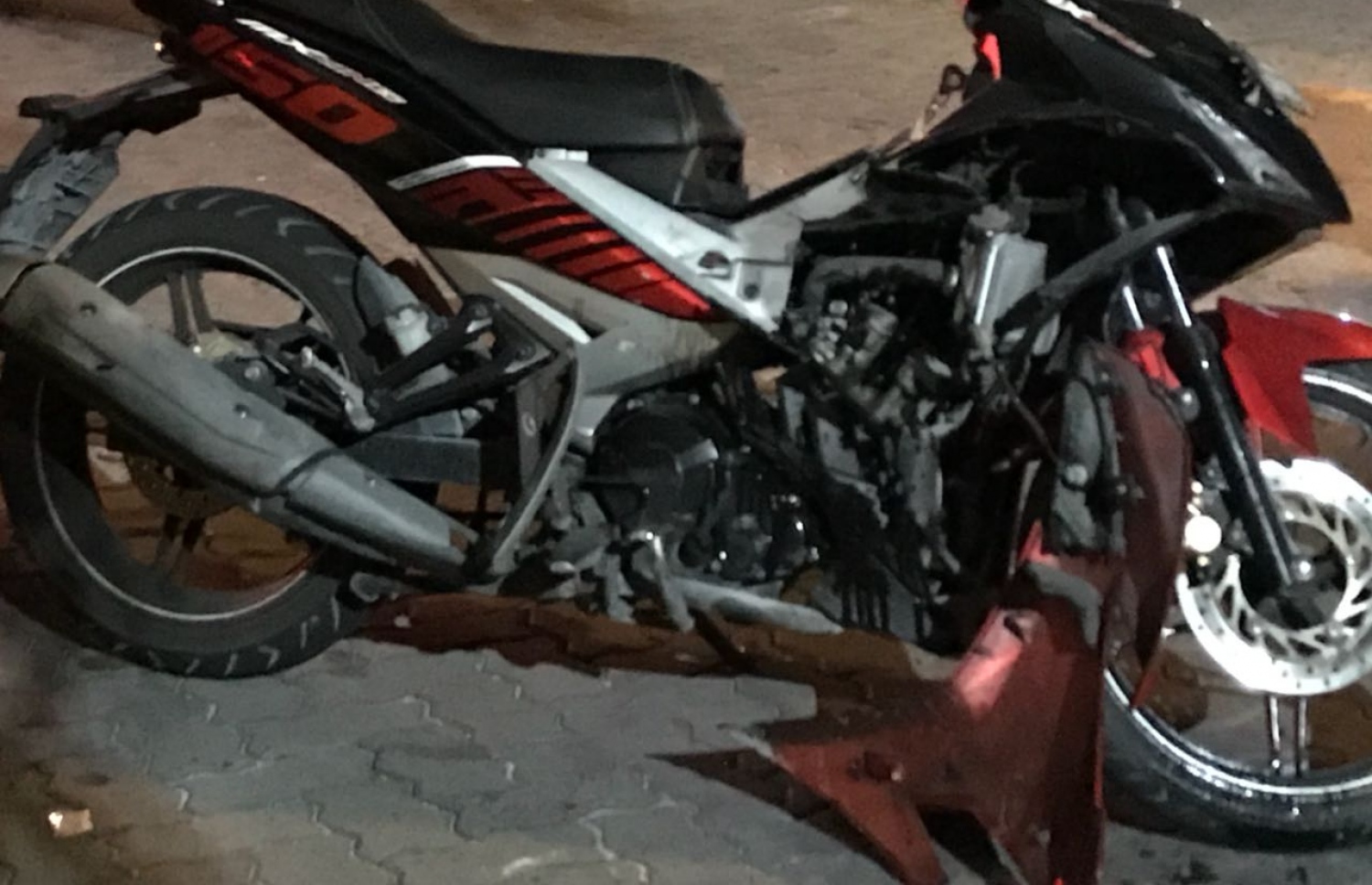 މާލޭގައި މިރޭ ހިނގި ނުރައްކާތެރި އެކްސިޑެންޓުގައި އުމުރުން 20 އަހަރުގެ ޒުވާނާ ދުއްވަން އިން ސައިކަލް.---ފޮޓޯ: މިހާރު