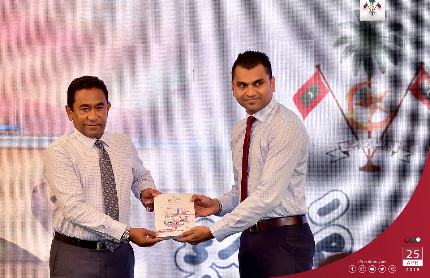 "ރަށްވެހި ތަރައްގީ" ފޮތް ރައީސް ޔާމީން ނެރެދެއްވަނީ. --ފޮޓޯ: ރައީސް އޮފީސް