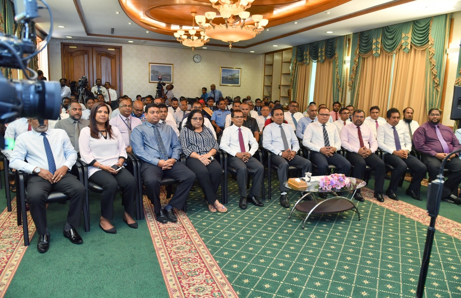 ރައީސް އޮފީހުގައި ބޭއްވި ރަސްމިއްޔާތުގައި ސަރުކާރުގެ ވަޒީރުން ބައިވެރިވެވަޑައިގަންނަވަނީ. --ފޮޓޯ: ރައީސް އޮފީސް