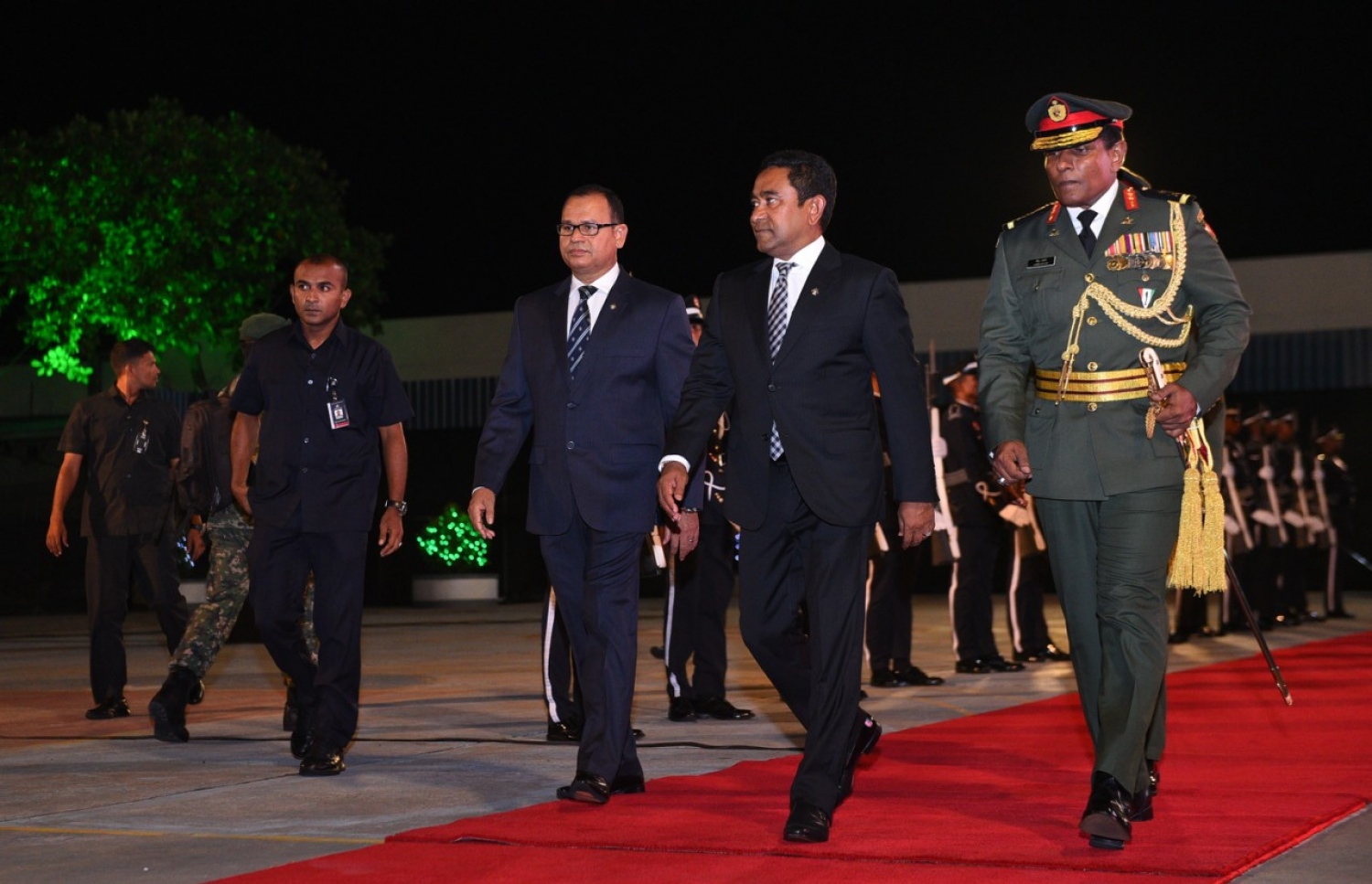 ސިފައިންގެ ދުވަހުގެ ރަސްމީ ޖަލްސާ އަށް ރައީސް ޔާމީން ވަޑައިގަތުމުން ޑިފެންސް މިނިސްޓަރު އާދަމް ޝަރީފާއި ޗީފް އޮފް ޑިފެންސް ފޯސް މޭޖަ ޖެނެރަލް ޝިޔާމް މަރުހަބާ ދަންނަވަނީ.---ފޮޓޯ: ހުސެއިން ވަހީދު/މިހާރު