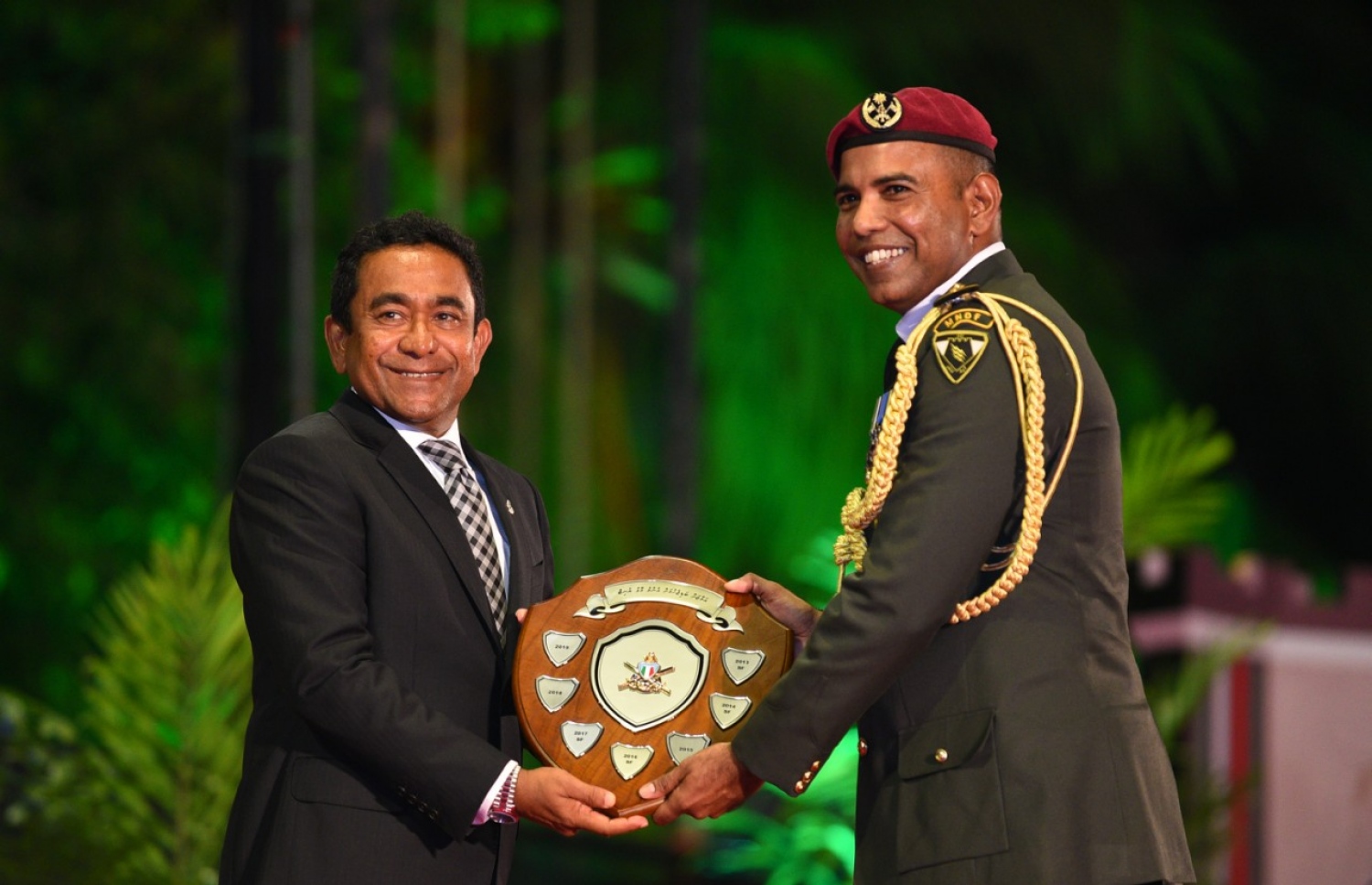 ސިފައިންގެ ދުވަހުގެ މުނާސަބަތުގައި މިރޭ ބޭއްވި ޖަލްސާގައި، ފާހަގަކުރެވޭ ސިފައިންގެ އޮފިސަރަކަށް ރައީސް ޔާމީން ޝަރަފުގެ އައްޑަނަ ދެއްވަނީ---ފޮޓޯ: ހުސެއިން ވަހީދު/މިހާރު