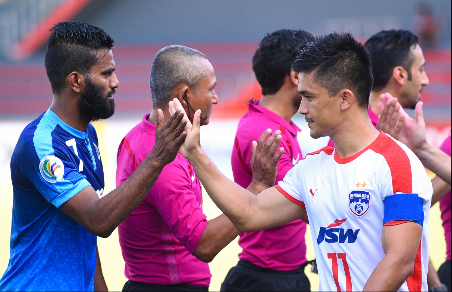 އޭއެފްސީ ކަޕްގައި 2018 ވަނަ އަހަރު ނިއު ރޭޑިއަންޓާއި ބެންގަލޫރު ކުޅުނު މެޗުގެ ތެރެއިން: ދަގަނޑޭ (ވ) އާއި ޗެތުރީ ސަލާމްކުރަނީ.-- ފޮޓޯ: ނިޝާން އަލީ/ މިހާރު