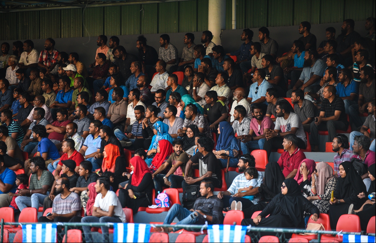 މި އަހަރުގެ އޭއެފްސީ ކަޕްގައި ރާއްޖޭގެ ނިއު ކުޅުނު މެޗެއްގެ ތެރެއިން ސަޕޯޓަރުން ޓީމަށް ހިތްވަރުދެނީ.-- ފޮޓޯ: ނިޝާން އަލީ/ މިހާރު