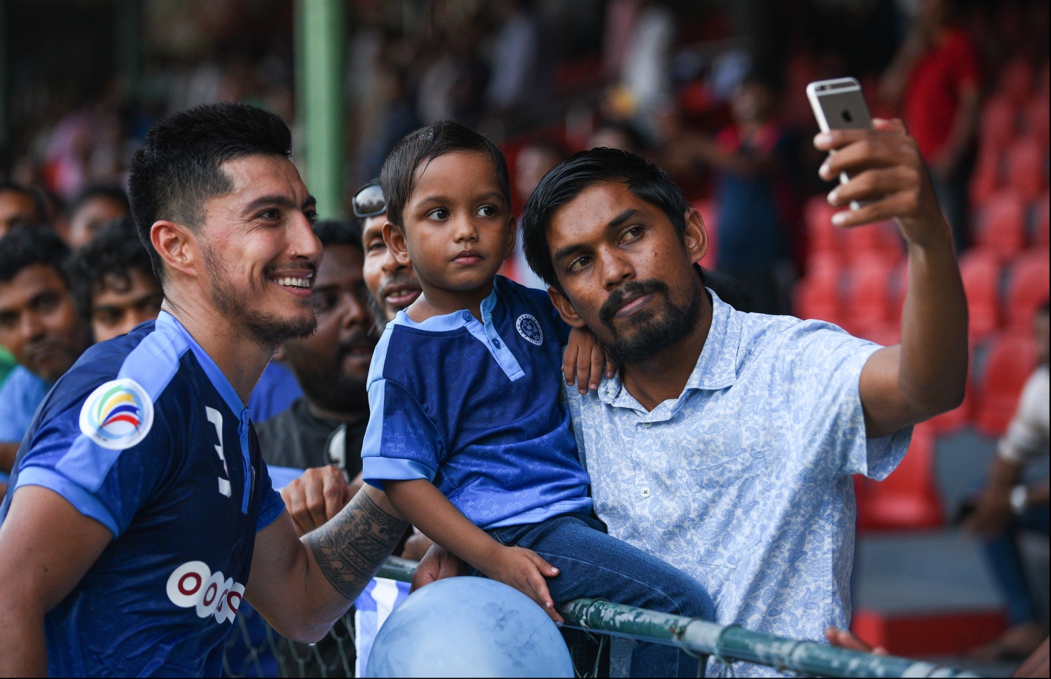 އަމީރީ (ވ) އާ އެކު ނިއުގެ ސަޕޯޓަރަކު ފޮޓޯ ނަގަނީ. --ފޮޓޯ: ހުސެއިން ވަހީދު/ މިހާރު