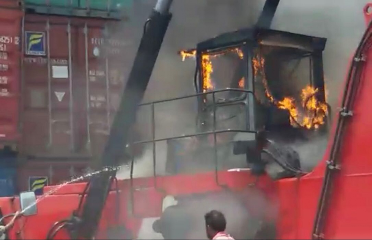 ހުޅުމާލޭ އެމްޕީއެލް ސަރަހައްދުގައި އޮތް ކޮންޓެއިނަރު އުފުލާ ވެހިކަލެއްގައި ރޯވެ އަނދަނީ.-