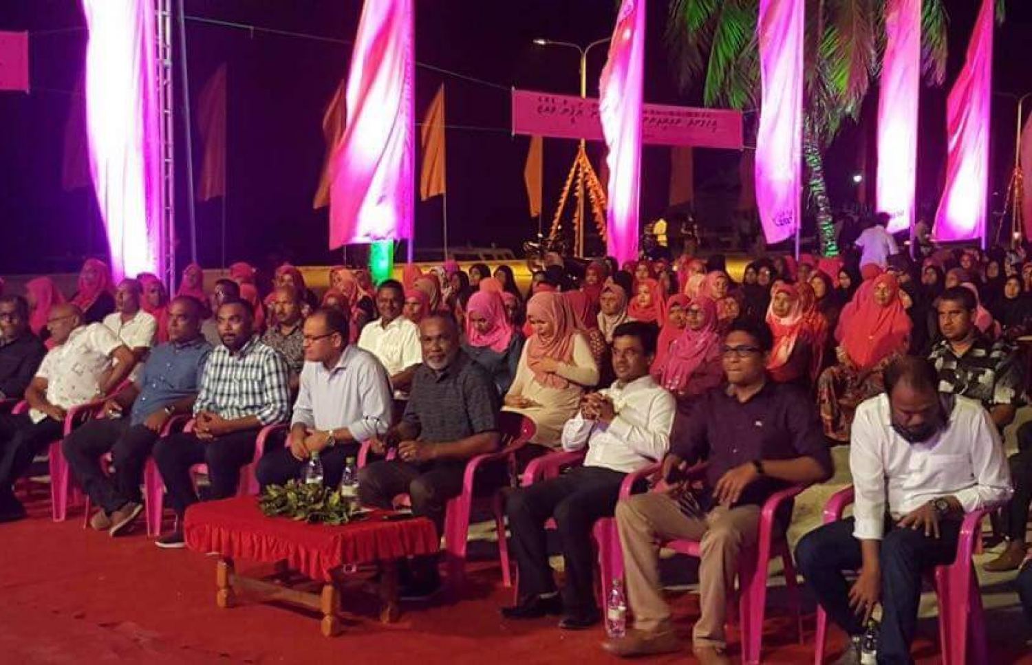 އިހަވަންދޫގެ ޖަލްސާގައި ޕީޕީއެމްގެ ބައެއް އިސްބޭފުޅުން ބައިވެރިވެވަޑައިގަންނަވަނީ. --ފޮޓޯ/ސޯޝަލްމީޑިއާ