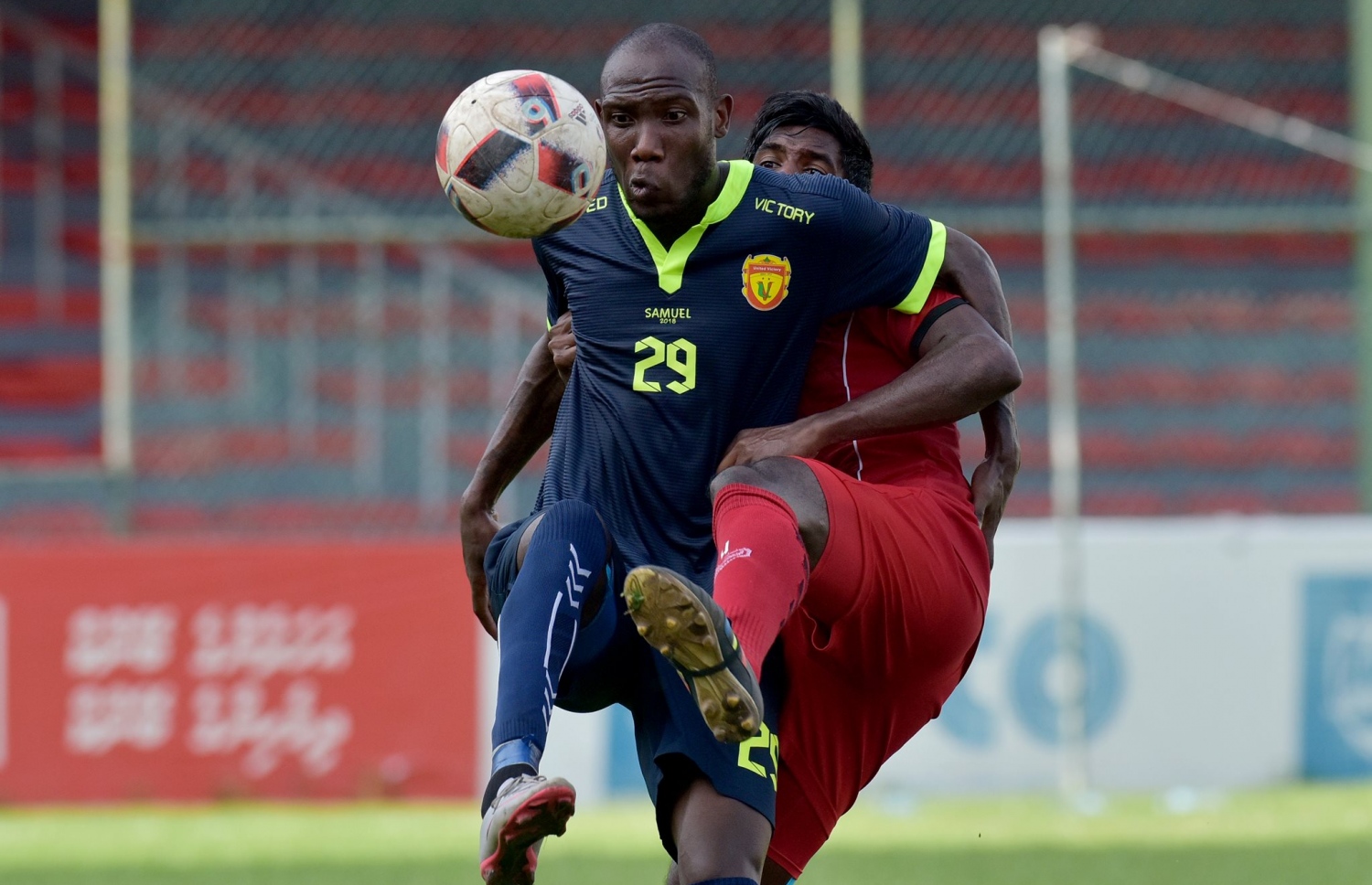 ޓީސީގެ ބެންޖޯ (ކ) ކައިރިން ޔުނައިޓެޑް ވިކްޓަރީގެ ސެމިއުލް ބޯޅަ ކޮންޓްރޯލް ކުރަނީ. -- ފޮޓޯ: އެފްއޭއެމް