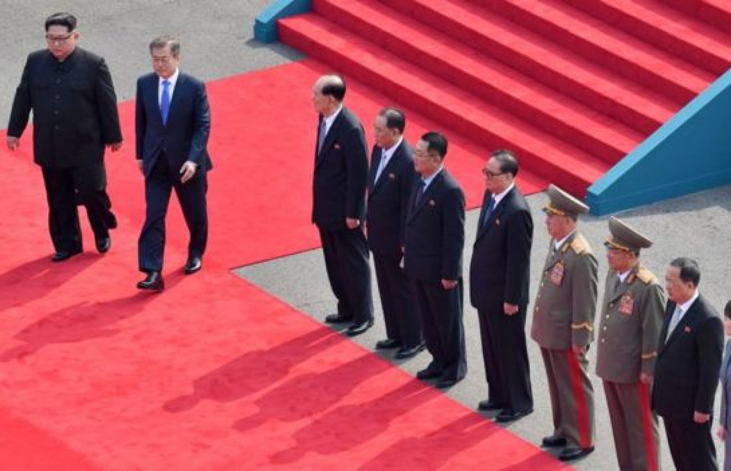 ނޯތު ކޮރެއާގެ ލީޑަރަށް ރަތް ދޫލައިގެ މަރުހަބާއެއް ދަންނަވަނީ. --ފޮޓޯ:ގެޓީ އިމޭޖަސް