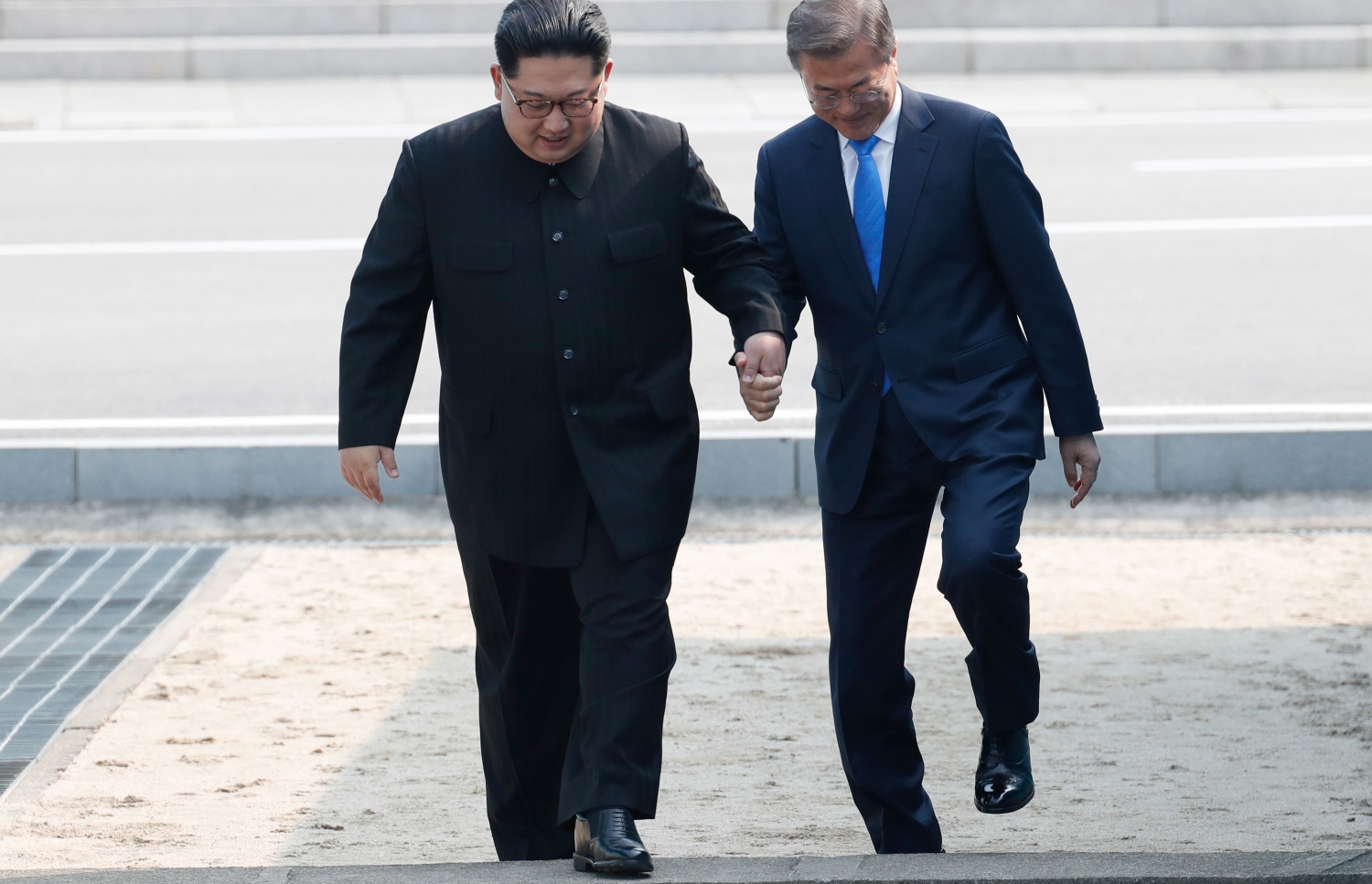 ނޯތު ކޮރެއާގެ ލީޑަރު ކިމް ޖޮން-އުން (ވ) އާއި ސައުތު ކޮރެއާގެ ރައީސް މޫން ޖައި-އިން ދެ ކޮރެއާ ގުޅޭ ބޯޑަރު ހުރަސް ކުރައްވަނީ. --ފޮޓޯ:އޭއެފްޕީ