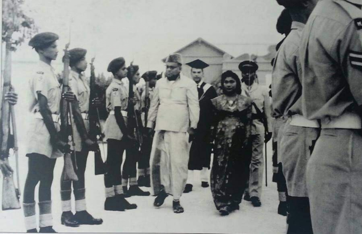 މަޖީދިއްޔާ ސްކޫލުގައި އޮތް ރަސްމިއްޔާތެއްގައި މަރިޔަމް ސައީދު (ކ) ބޭބޭފުޅު އިބްރާހިމް ޝިހާބާ އެކު: އެ ސްކޫލުގެ އެއް މުއައްސިސަކީ އެ ދެ ބޭފުޅުންގެ ބައްޕާފުޅު ހުސެއިން ސަލާހުއްދީން.