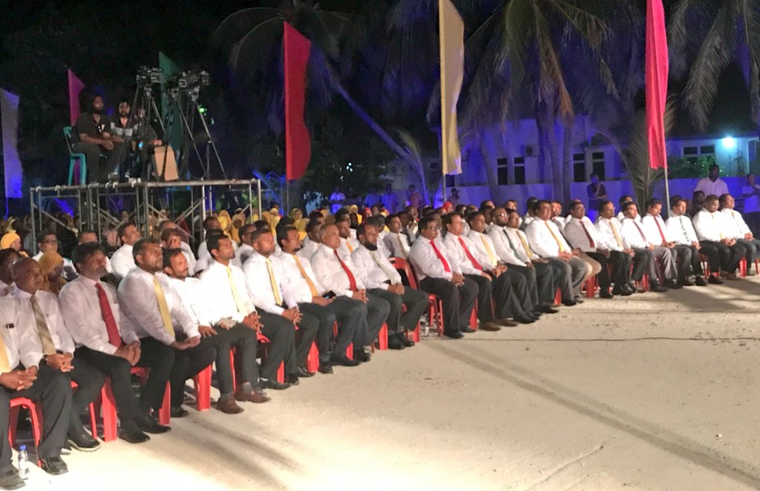ގުޅިފައިވާ އިދިކޮޅު ޕާޓީތަކުން މިރޭ އއ، ރަސްދޫގައި ބޭއްވި ޖަލްސާ ޕާޓީތަކުގެ އިސްވެރިންނާއި ސަޕޯޓަރުން ބައިވެރިވަނީ. ފޮޓޯ: އެމްޑީޕީ