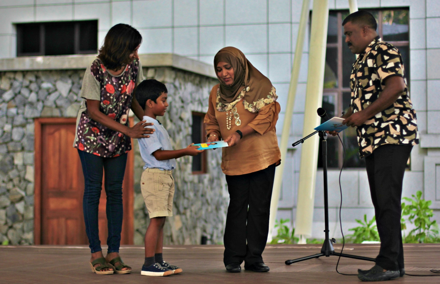 "ނޫން ބޭނުމެއް ނޫން" ފޮތް ލޯންޗުކުރުމުގެ ހަފުލާގެ ތެރެއިން.