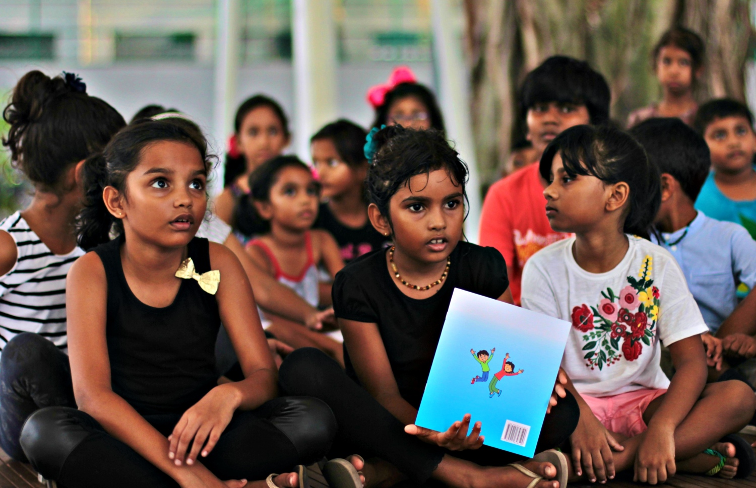 "ނޫން ބޭނުމެއް ނޫން" ފޮތް ލޯންޗުކުރުމުގެ ހަފުލާގައި ބައެއް ކުޑަކުދިން ބައިވެރިވަނީ.