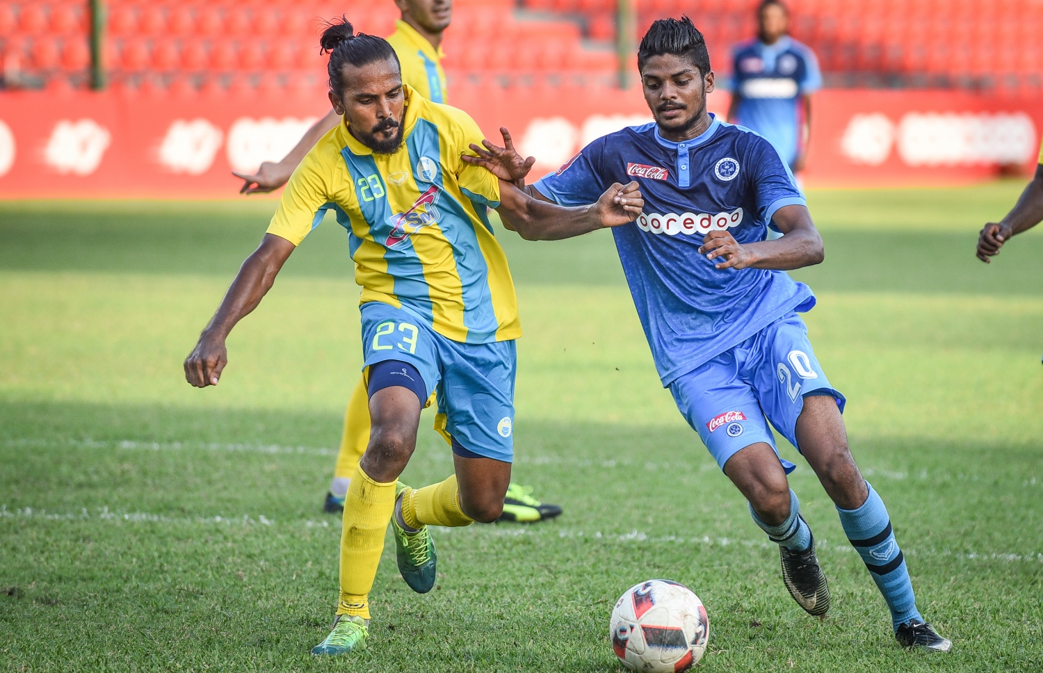 މެޗުގެ މޮޅު ކުޅުންތެރިޔާގެ މަގާމު ހޯދި ބޮބީ (ކ) ވެލެންސިއާގެ މޫސަ ކައިރިން ބޯޅަ ހިފައިގެންދާން މަސައްކަތްކުރަނީ. - ފޮޓޯ: ނިޝާން އަލީ/ މިހާރު